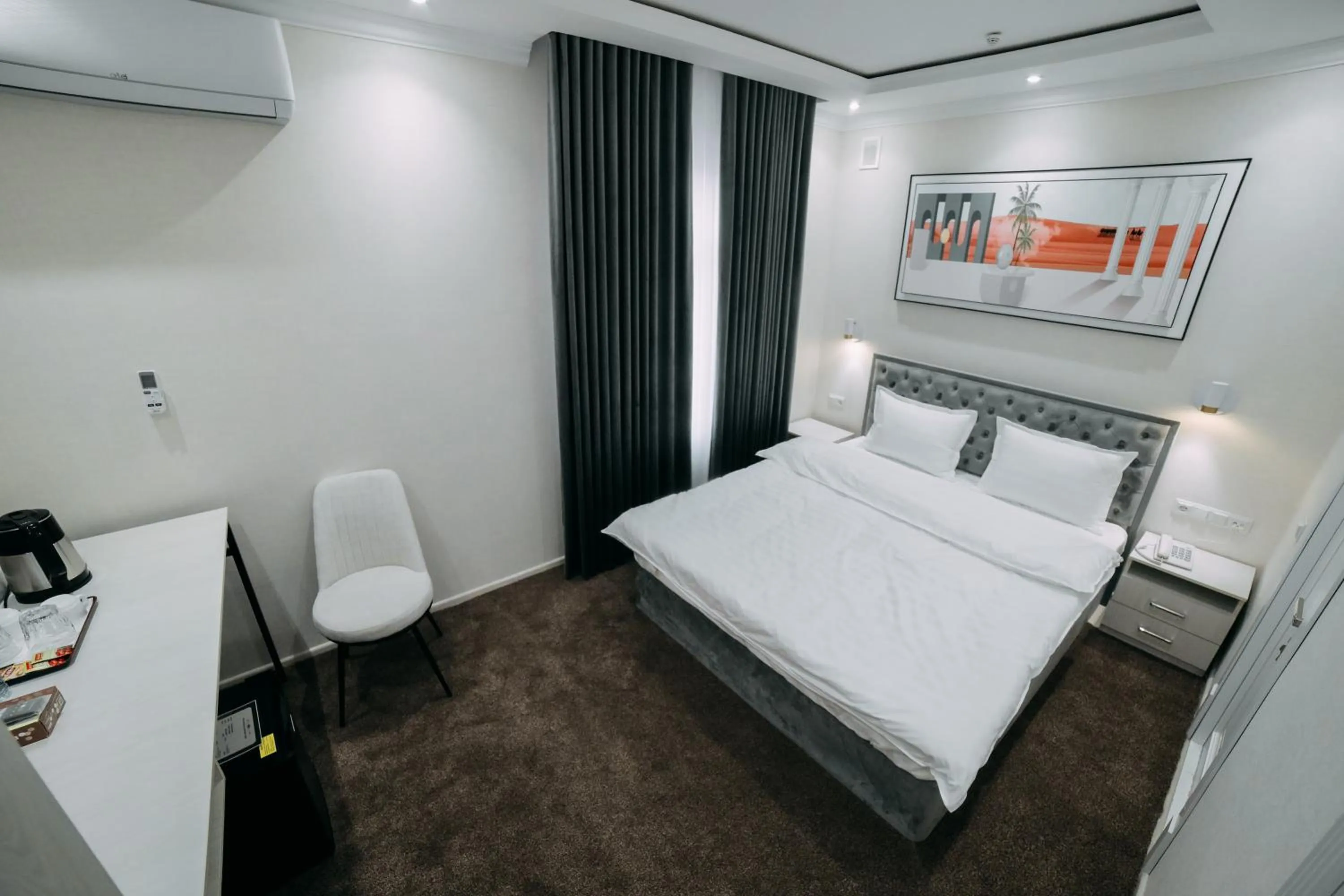 Bedroom, Bed in Central Plaza Hotel