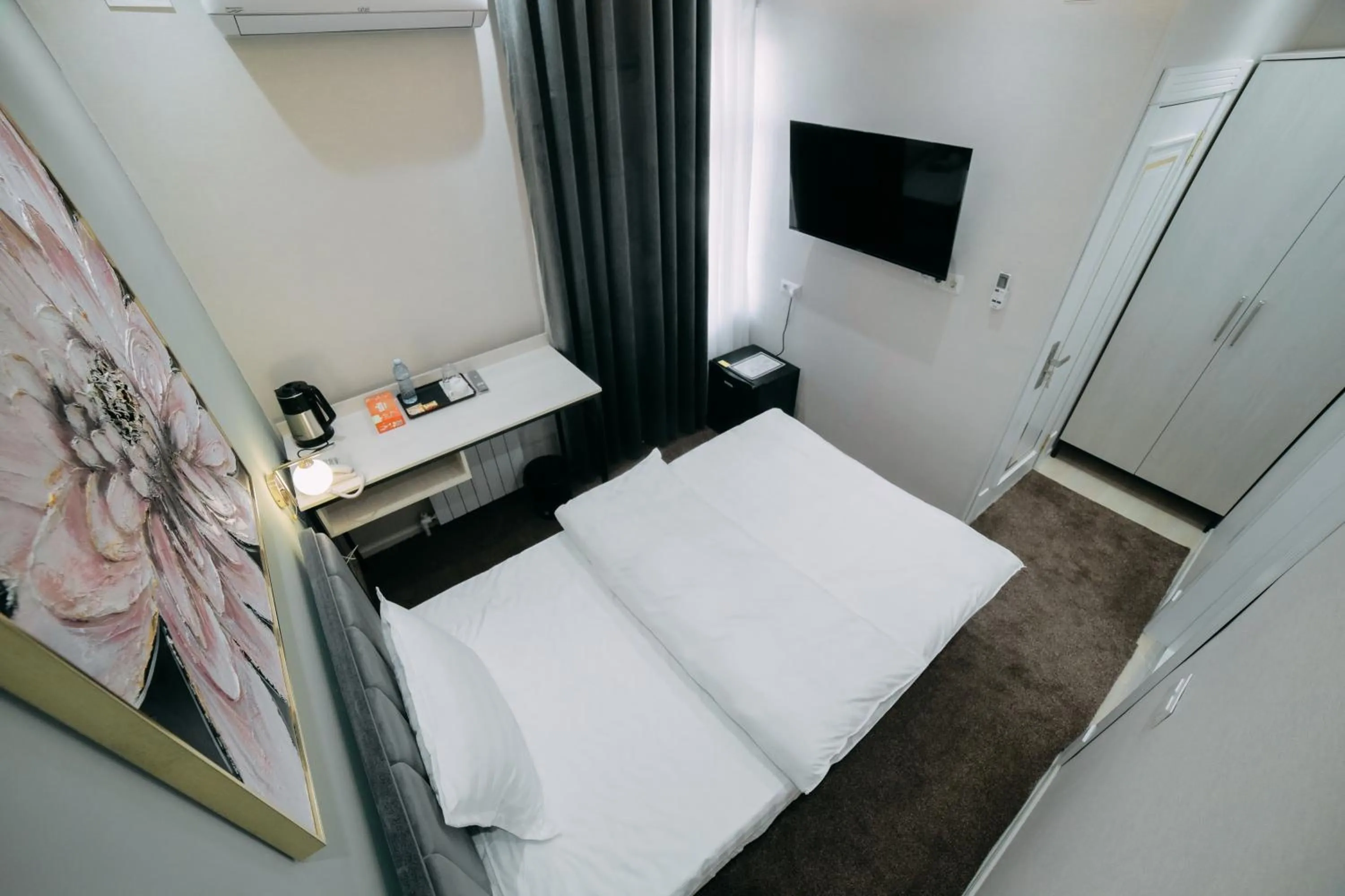 Bedroom, Bed in Central Plaza Hotel
