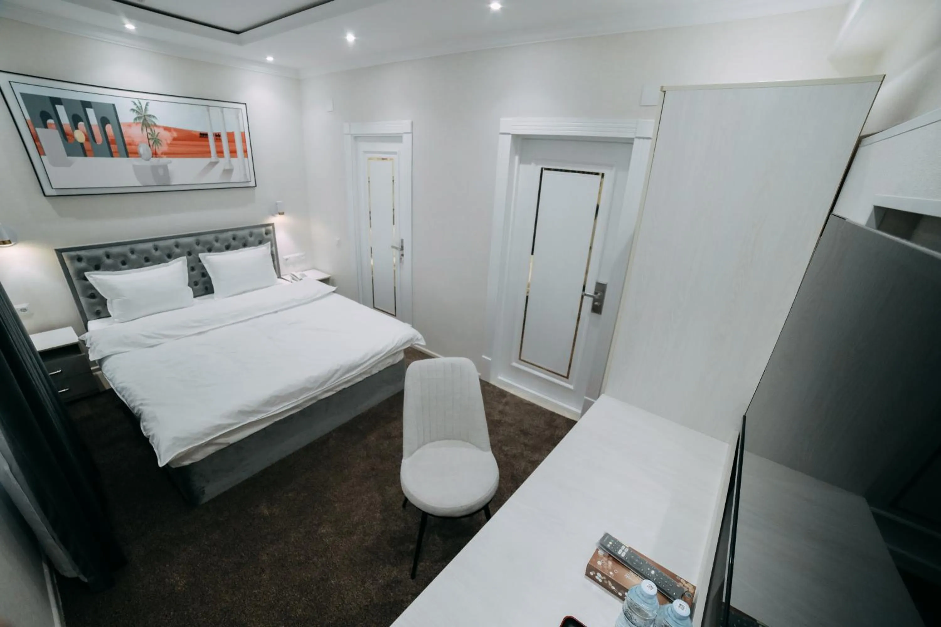Bedroom, Bed in Central Plaza Hotel