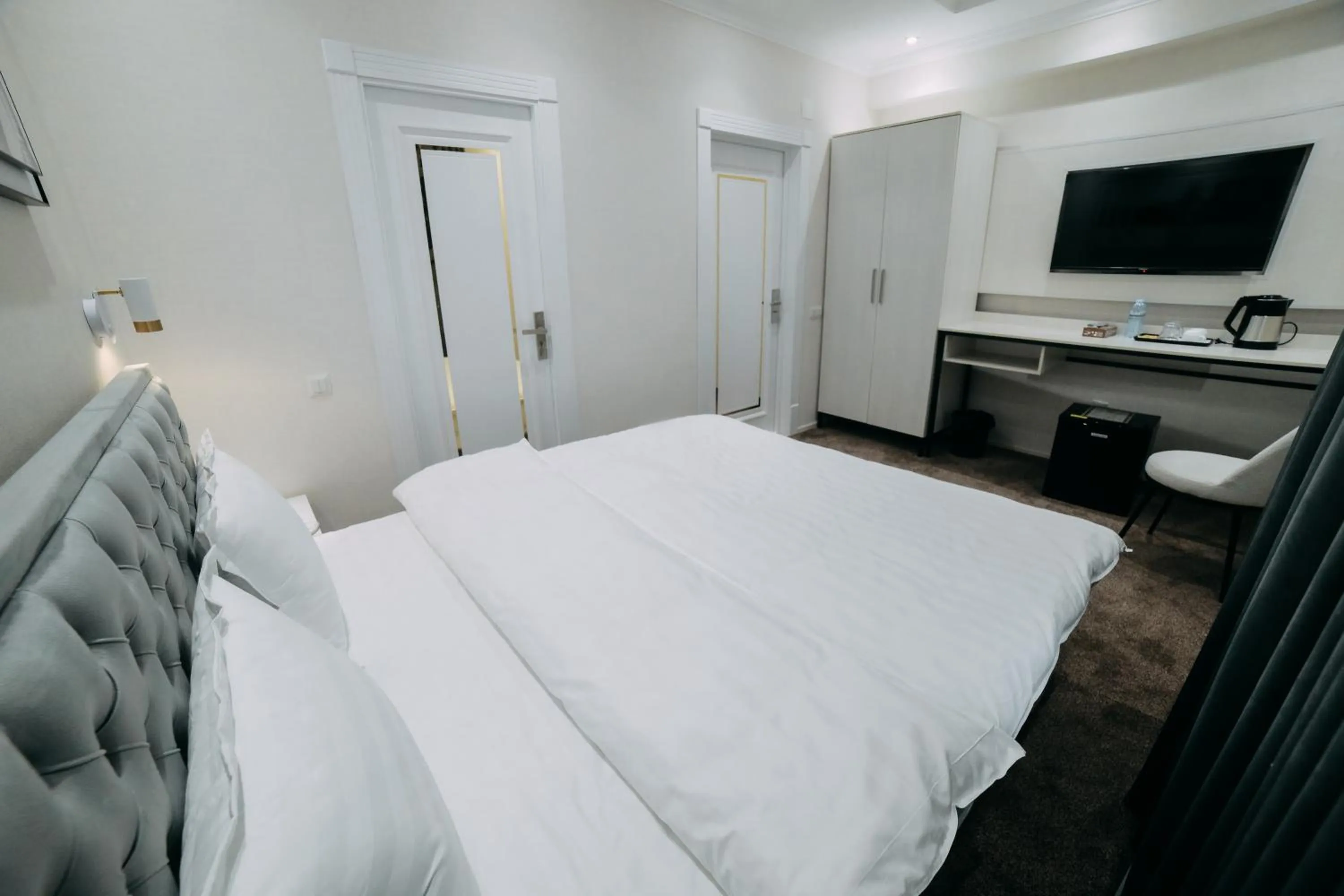 Bedroom, Bed in Central Plaza Hotel