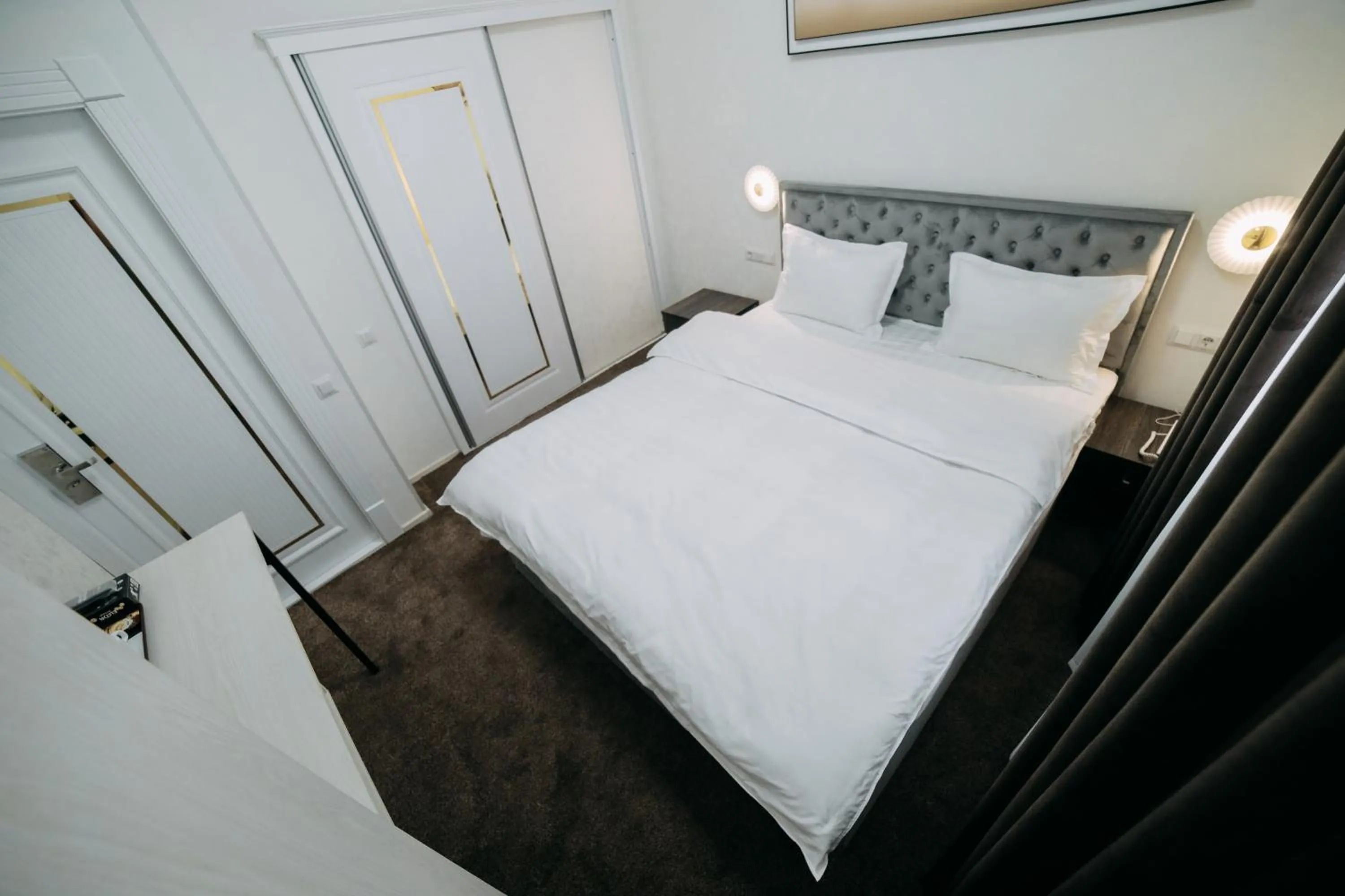 Bedroom, Bed in Central Plaza Hotel