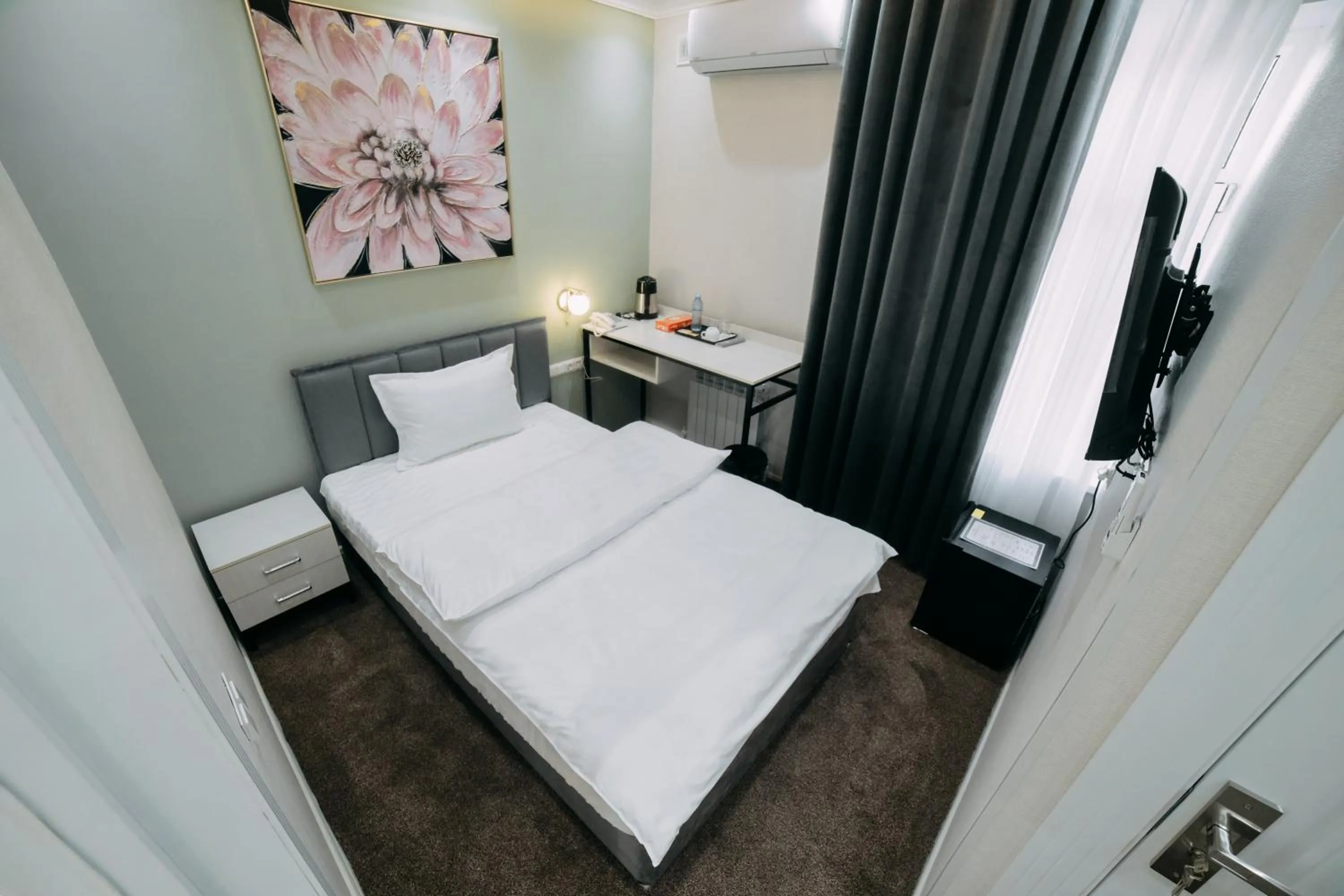 Bedroom, Bed in Central Plaza Hotel