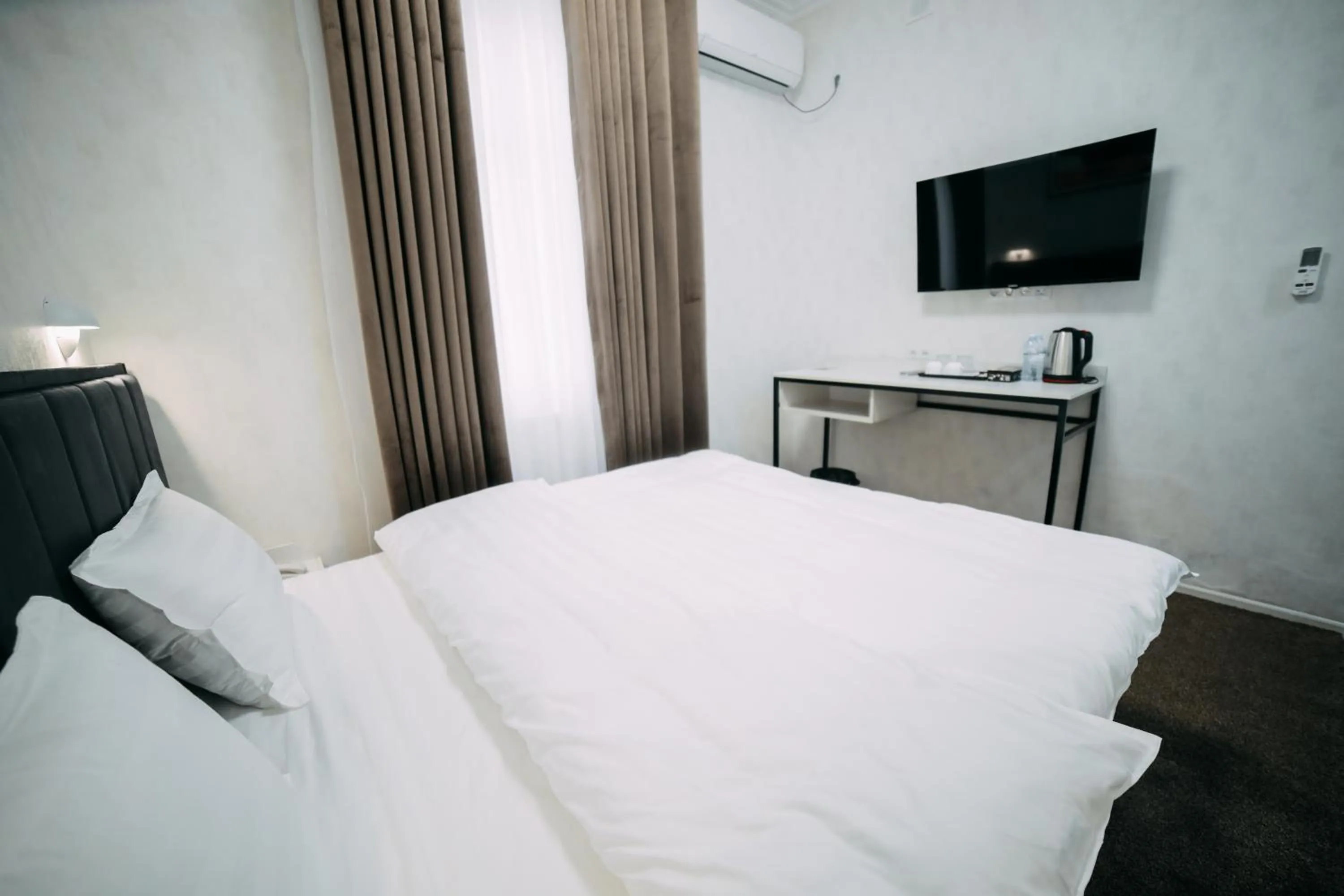 Bedroom, Bed in Central Plaza Hotel