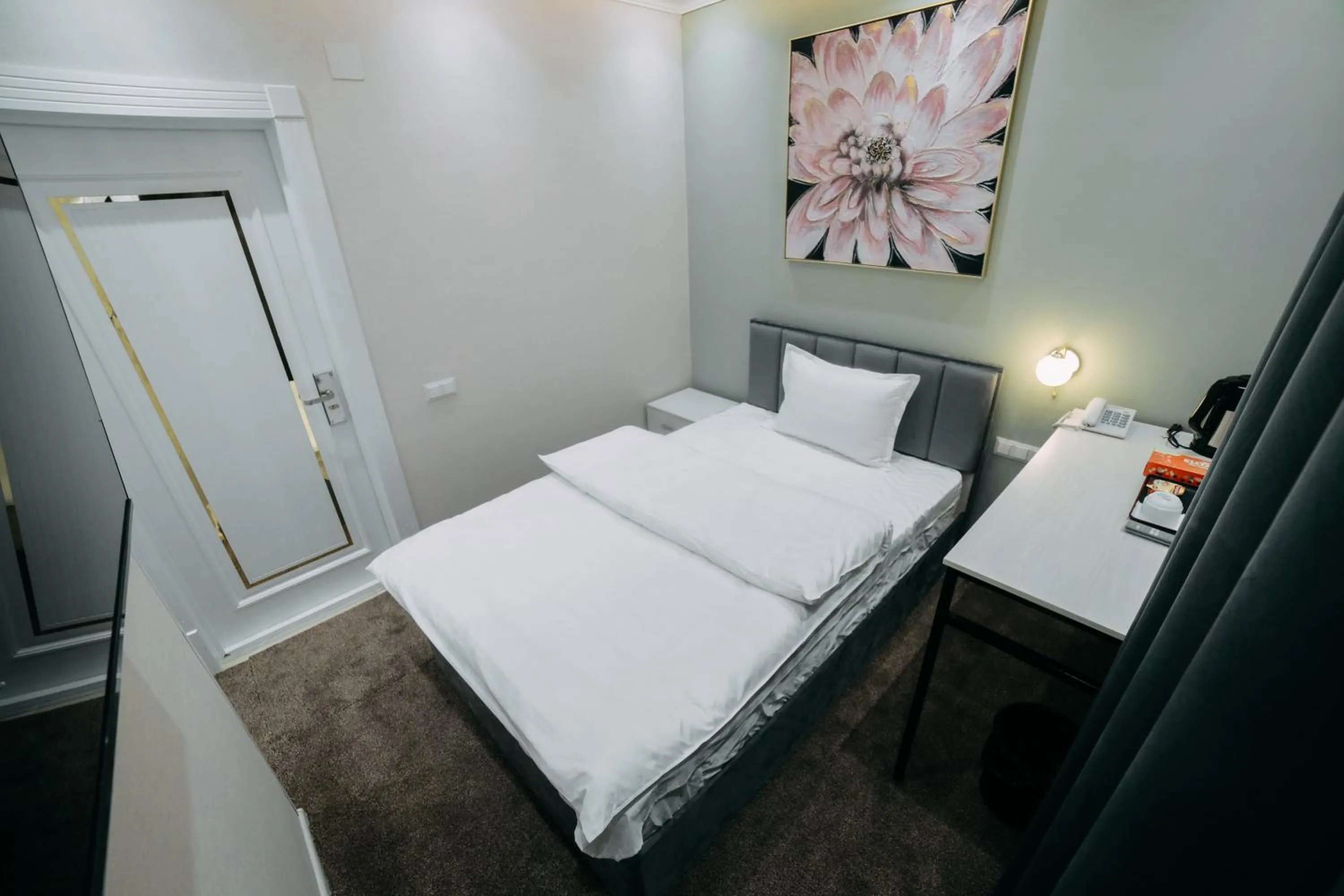 Bedroom, Bed in Central Plaza Hotel