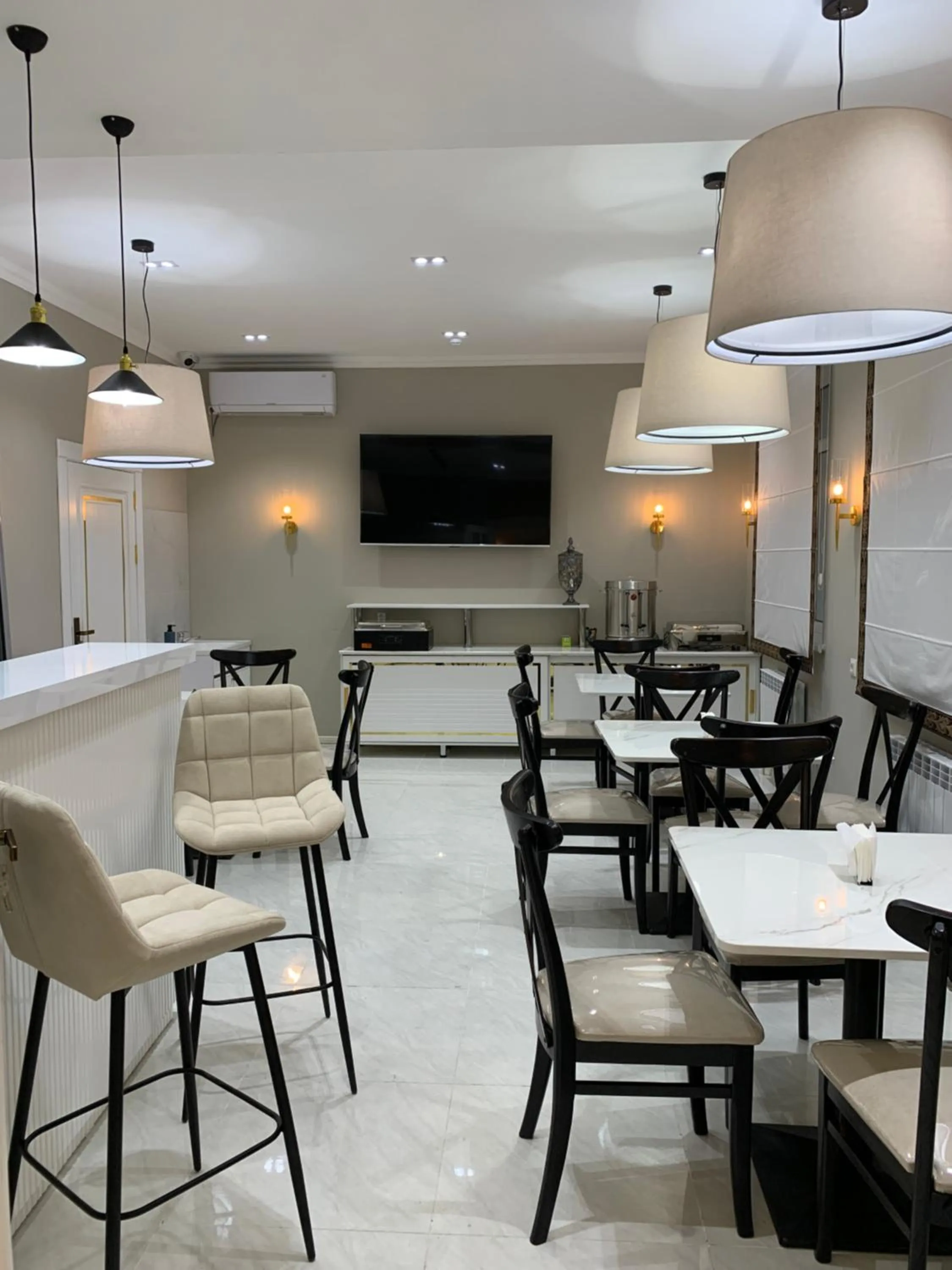 Restaurant/places to eat in Central Plaza Hotel
