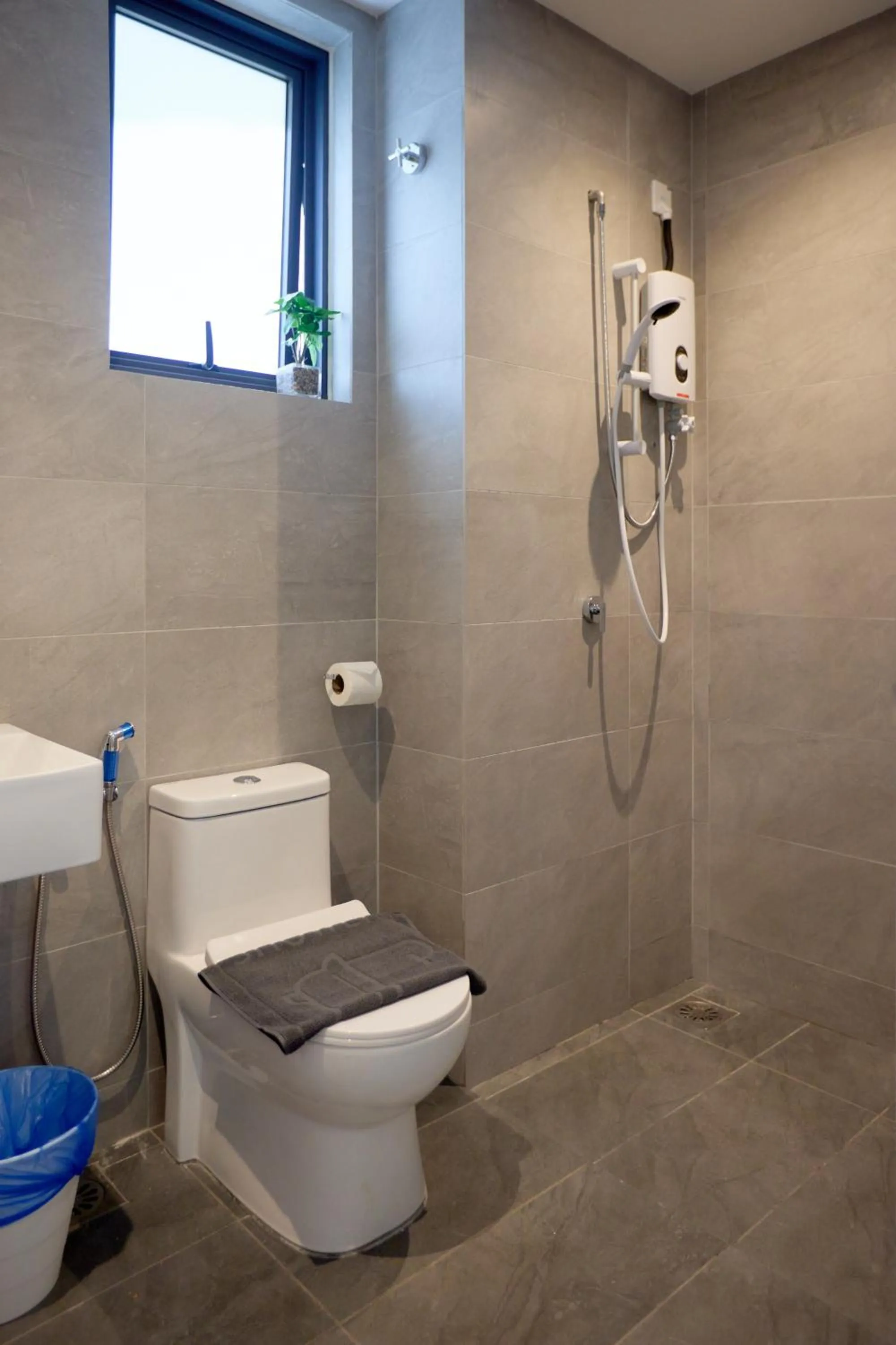 Three-Bedroom Deluxe Apartment in Sunsuria Forum SOHO & Residence Suites Setia Alam by MOKA