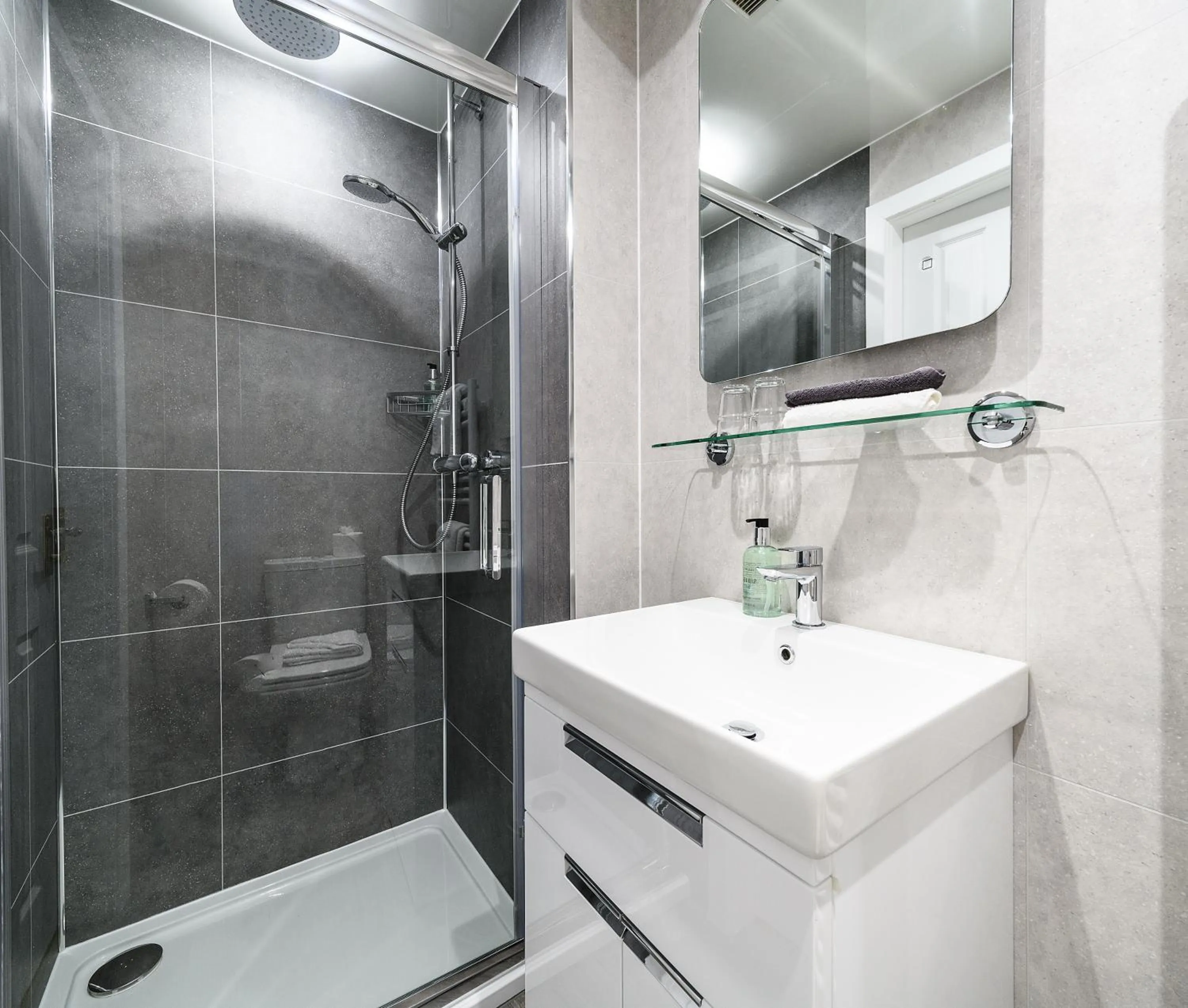 Bathroom in Sunbank House Metro Hotel