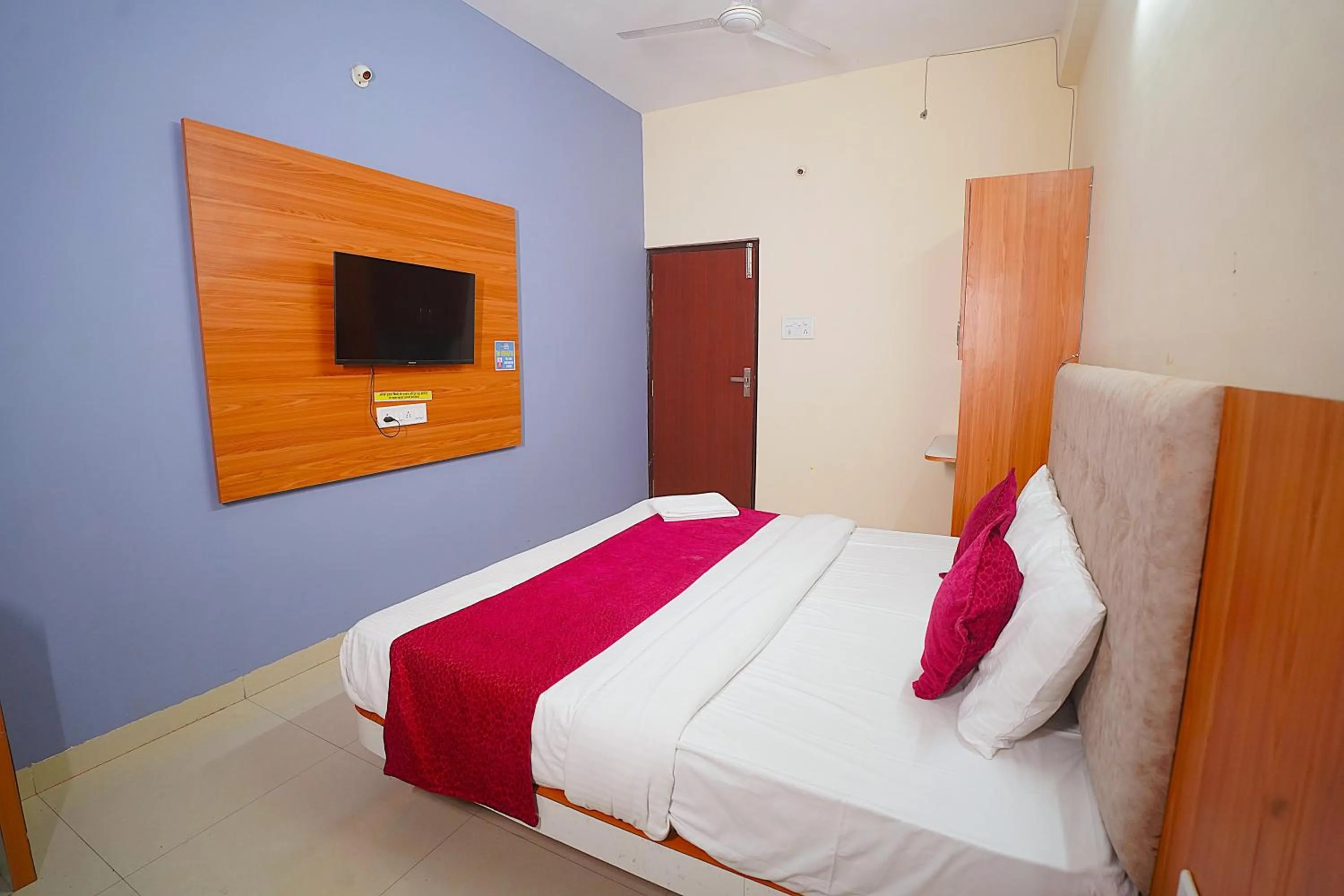 Bed in Hotel Inspira Residency- Near Bombay Hospital