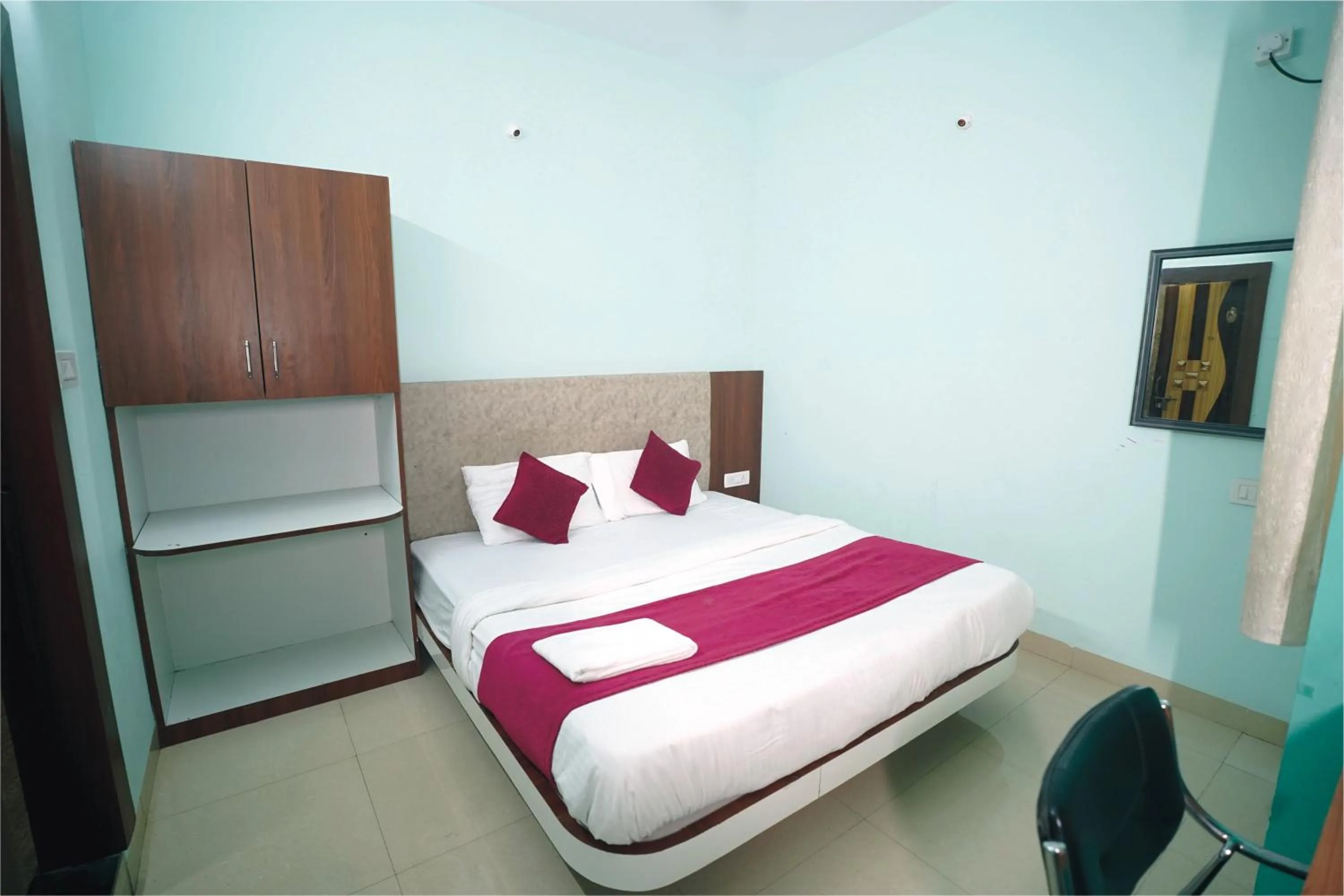 Bed in Hotel Inspira Residency- Near Bombay Hospital