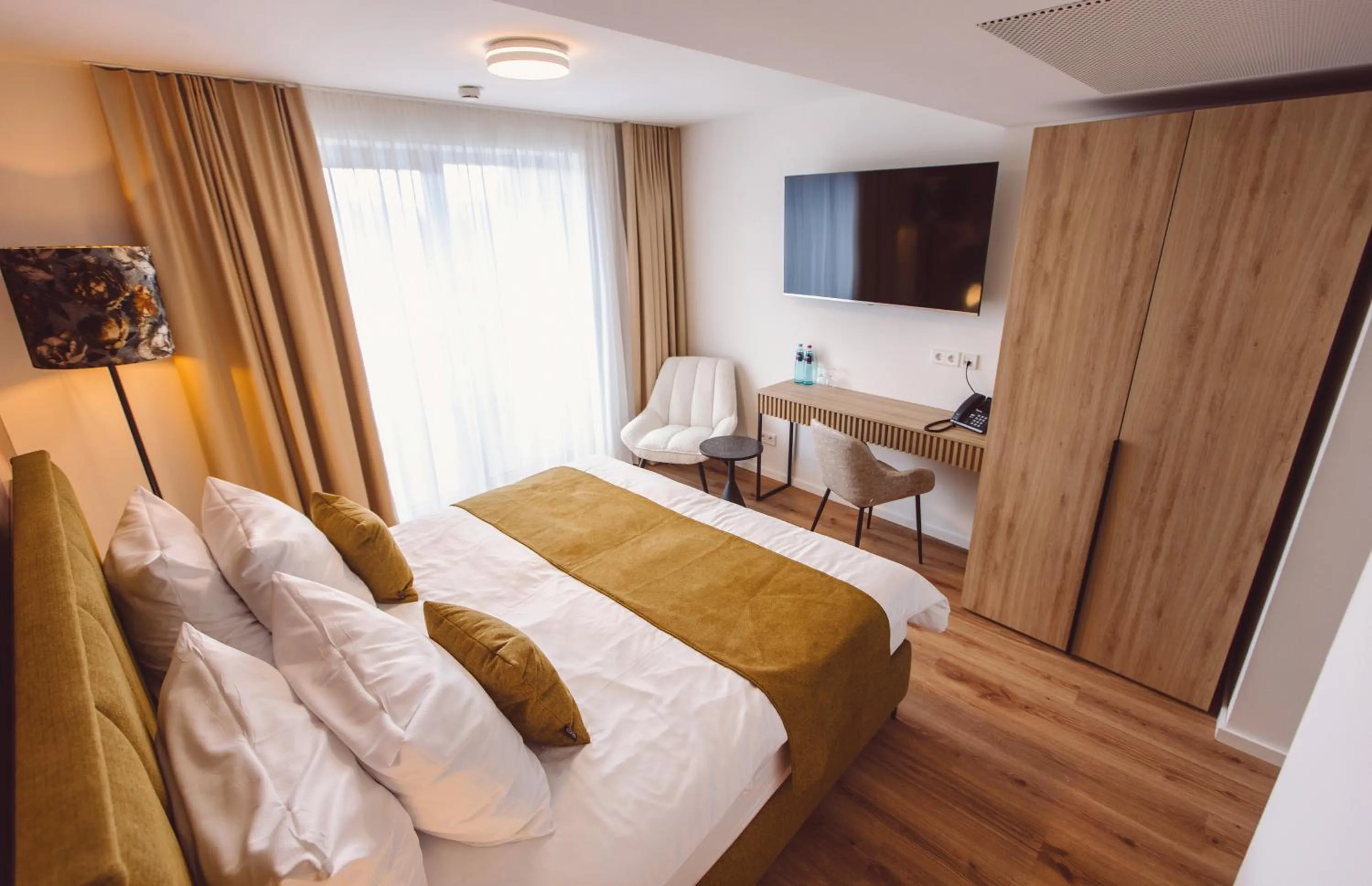 Bedroom, Bed in Hotel am Rathaus