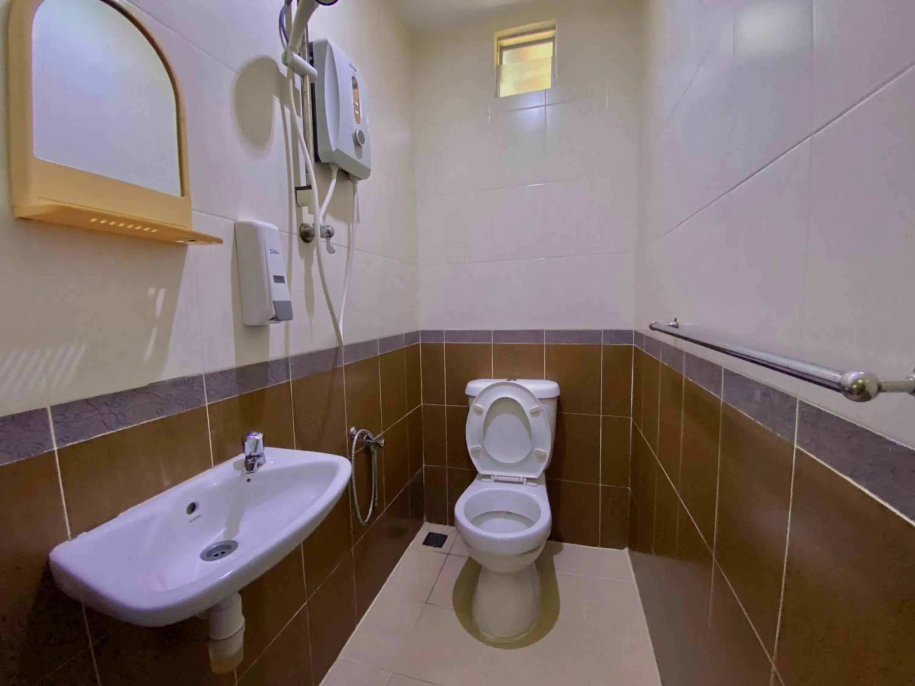 Bathroom in Hotel O D Qamar Motel