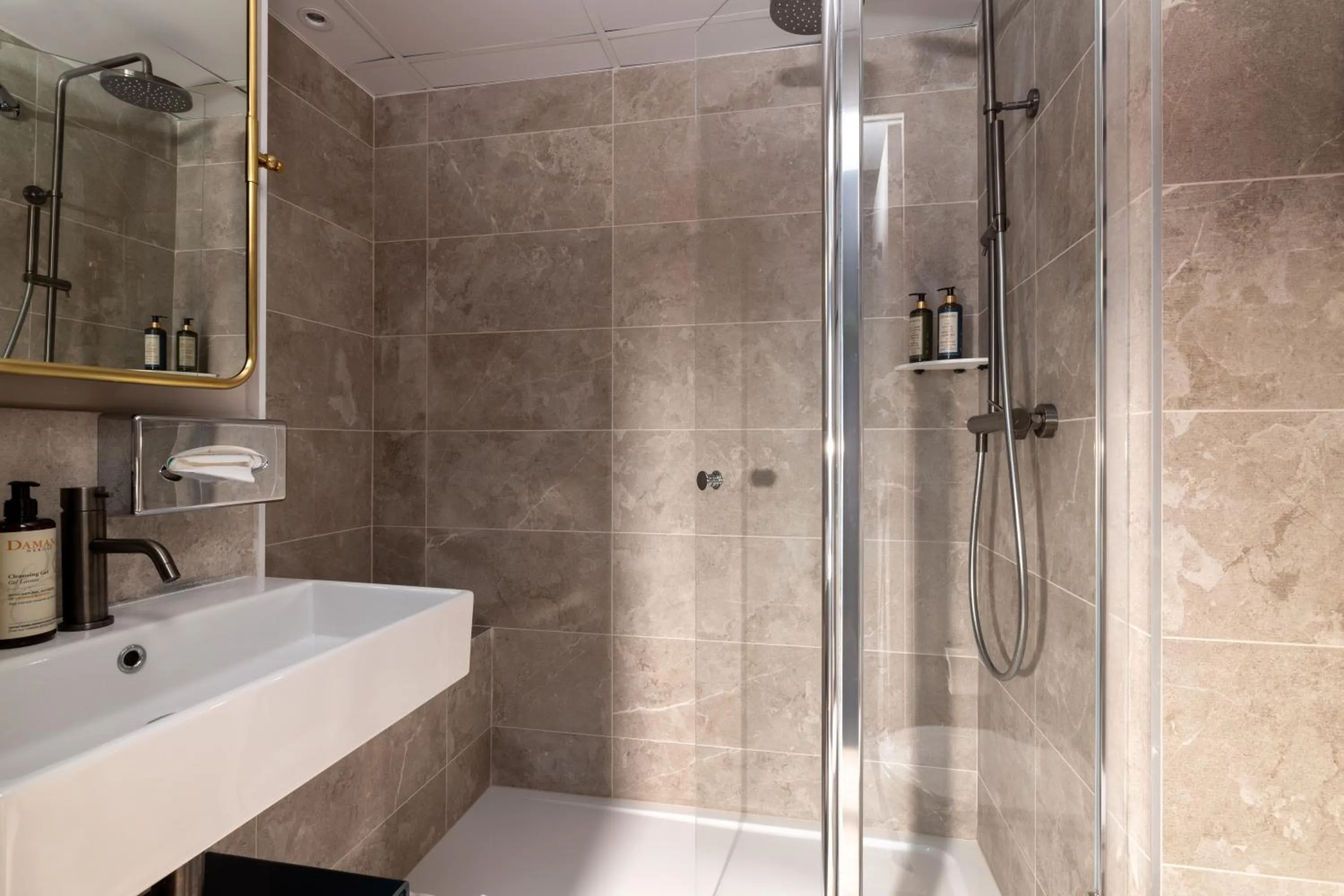 Shower in Les Rives Oceanik