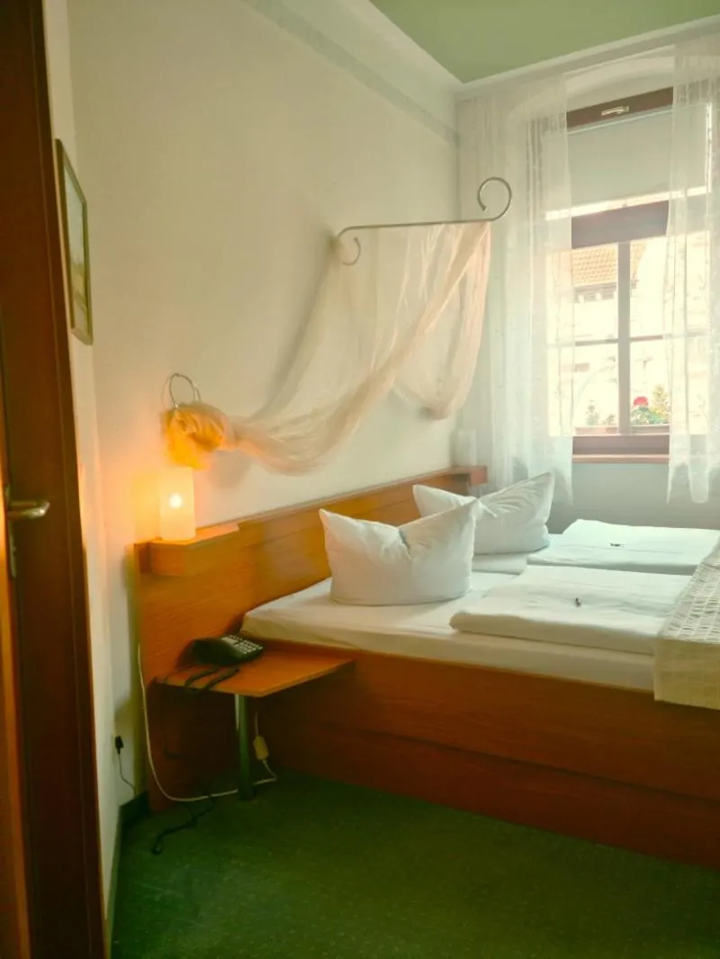 Bed in Logis Hotel Stadt Neustadt