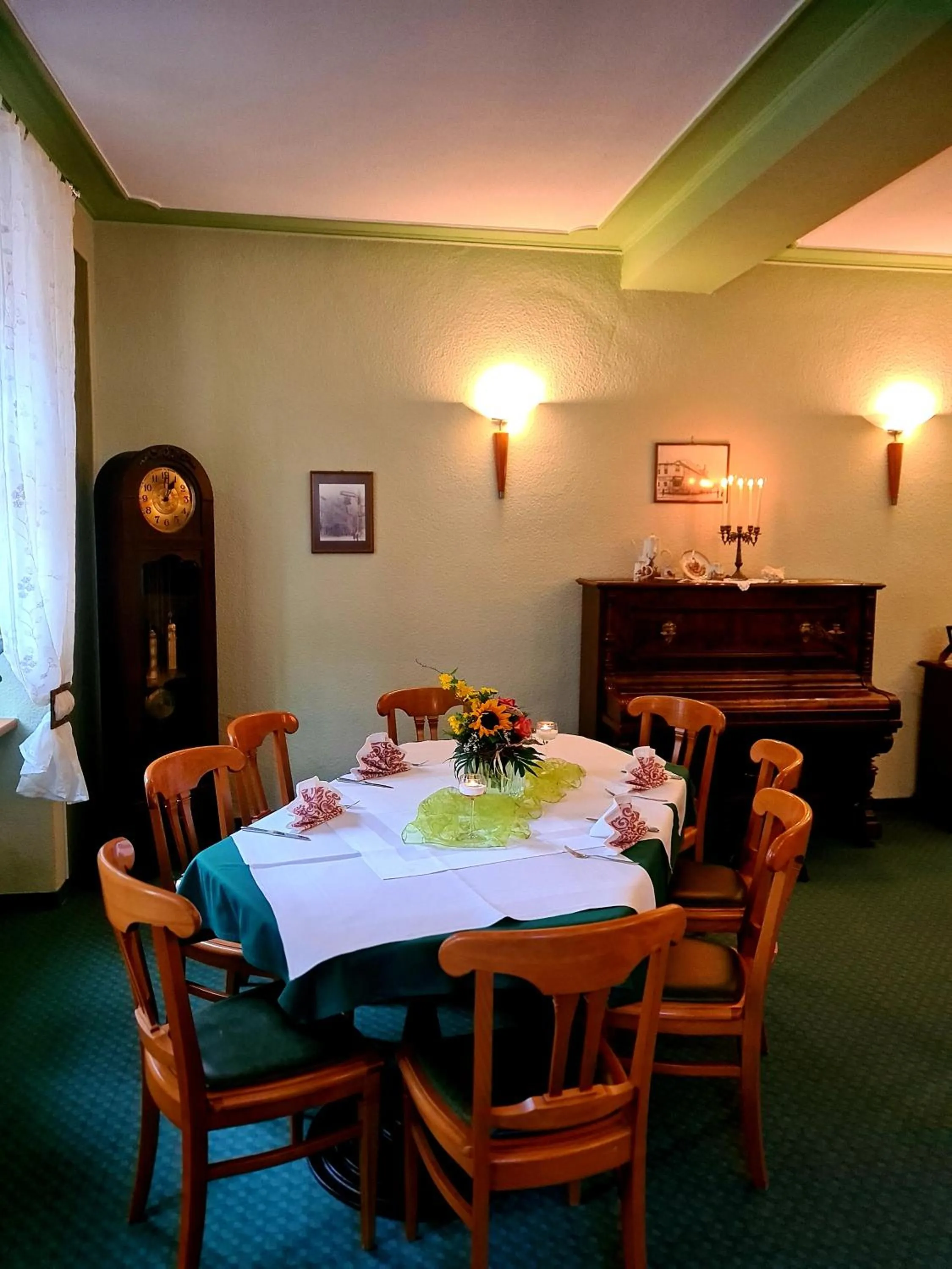 Restaurant/places to eat in Logis Hotel Stadt Neustadt