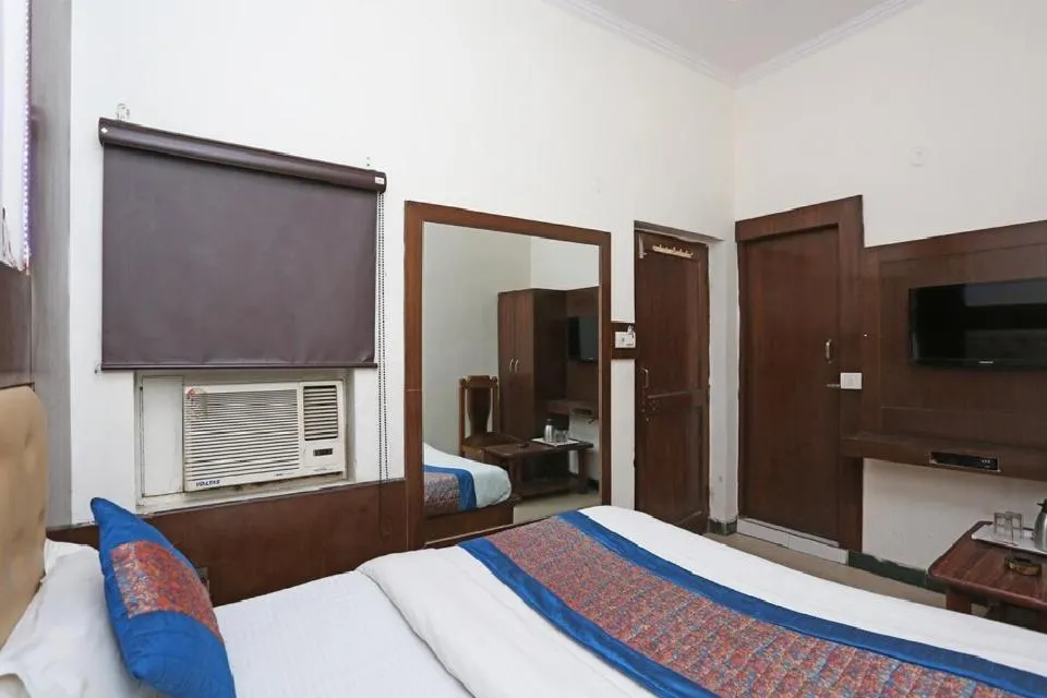 Communal lounge/ TV room, Bed in Vishal Hotel Near New Delhi Railway Station