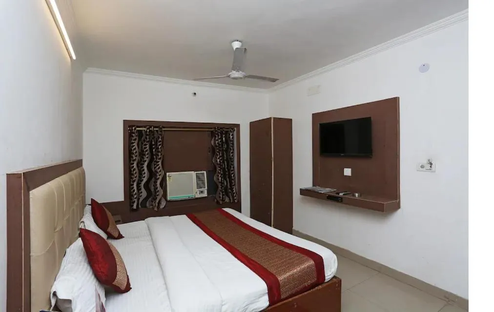 fireplace, Bed in Vishal Hotel Near New Delhi Railway Station
