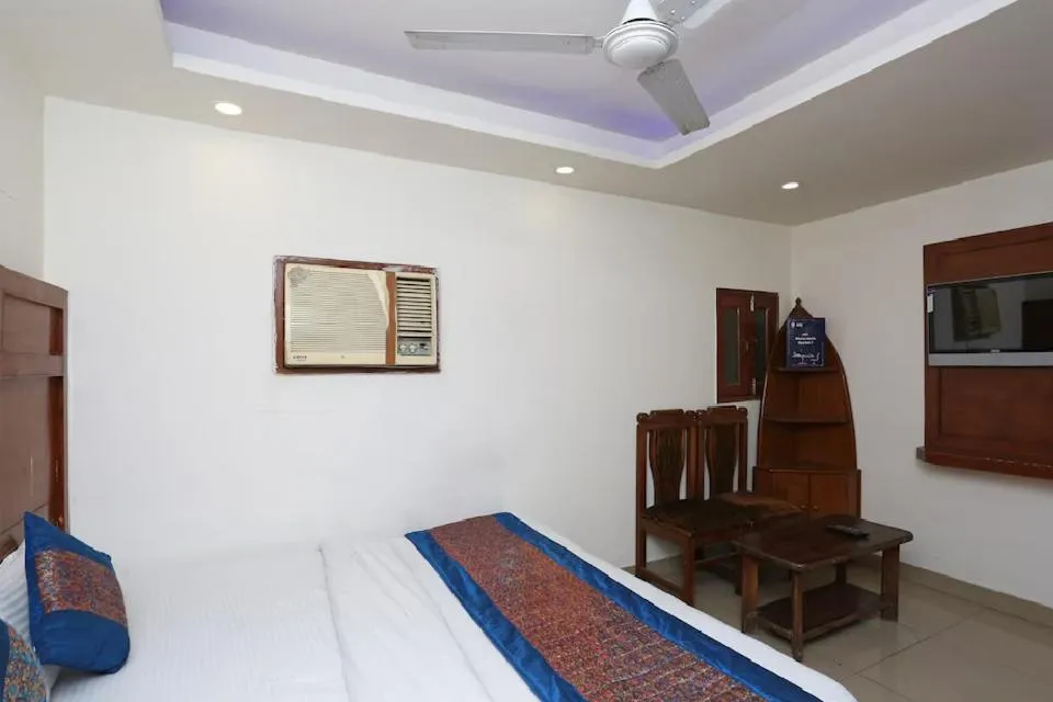 Communal lounge/ TV room, Bed in Vishal Hotel Near New Delhi Railway Station
