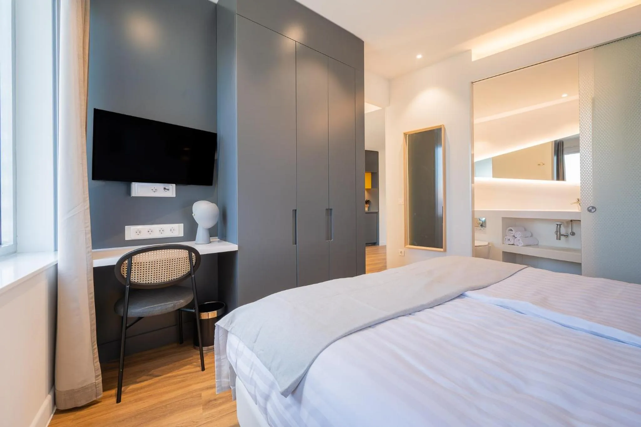 TV and multimedia, Bed in Limehome Amsterdam Gatwickstraat