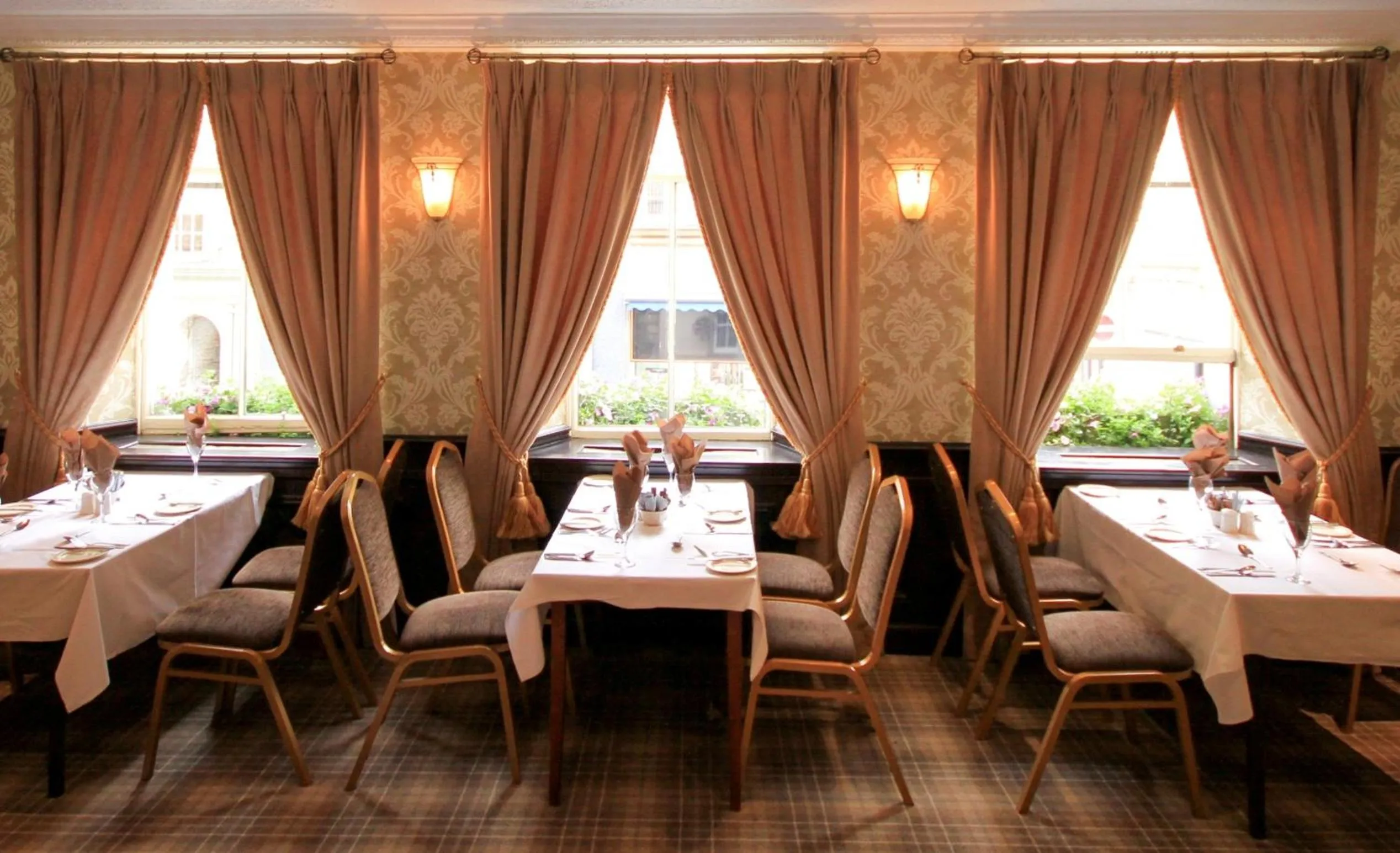Restaurant/places to eat in Salutation Hotel
