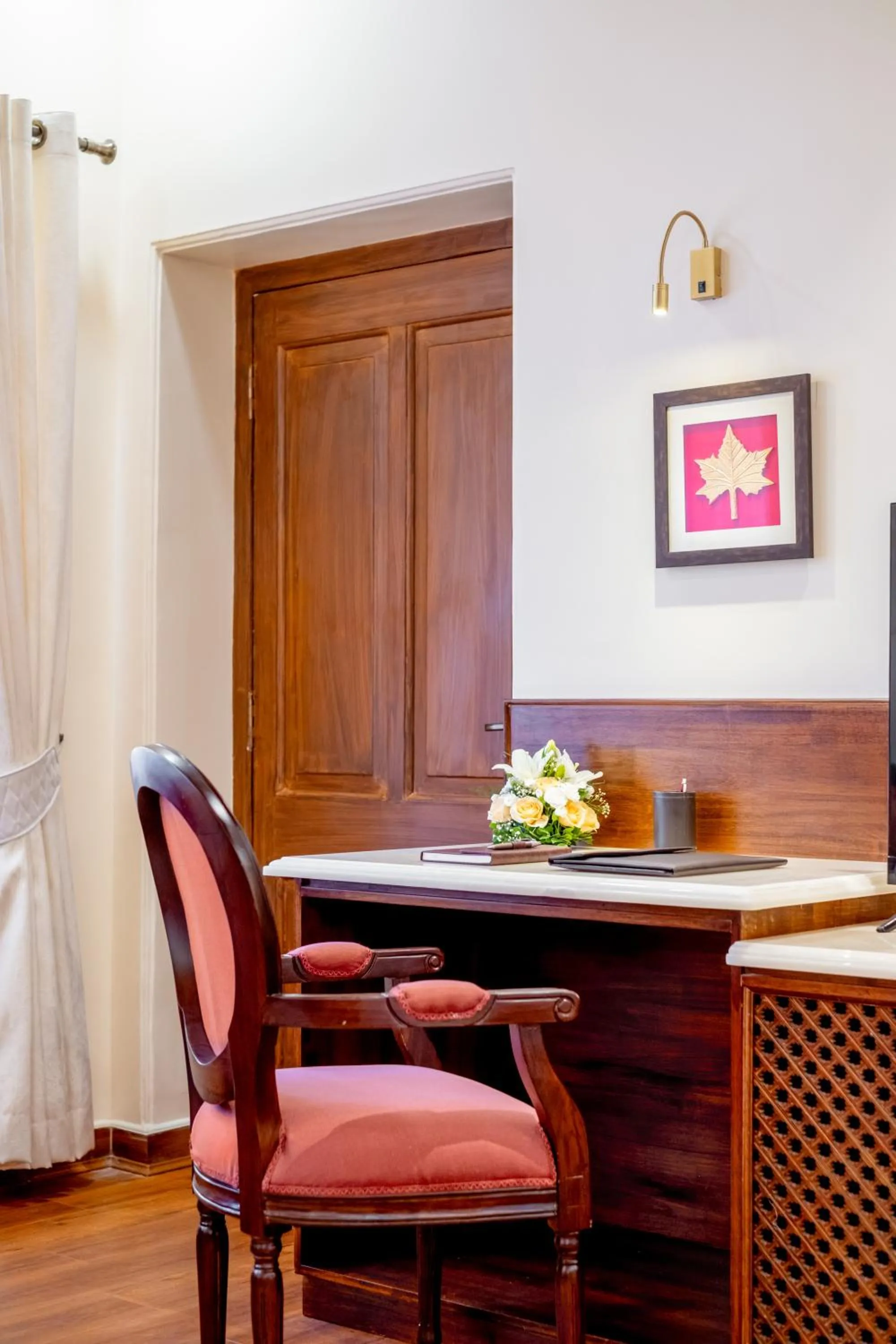 Seating area in Moghal Mahal Resort Rajbagh Srinagar