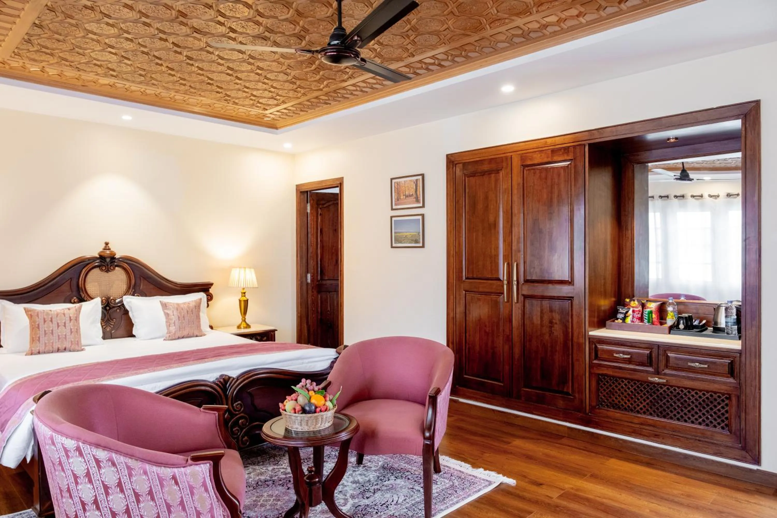 Bed in Moghal Mahal Resort Rajbagh Srinagar