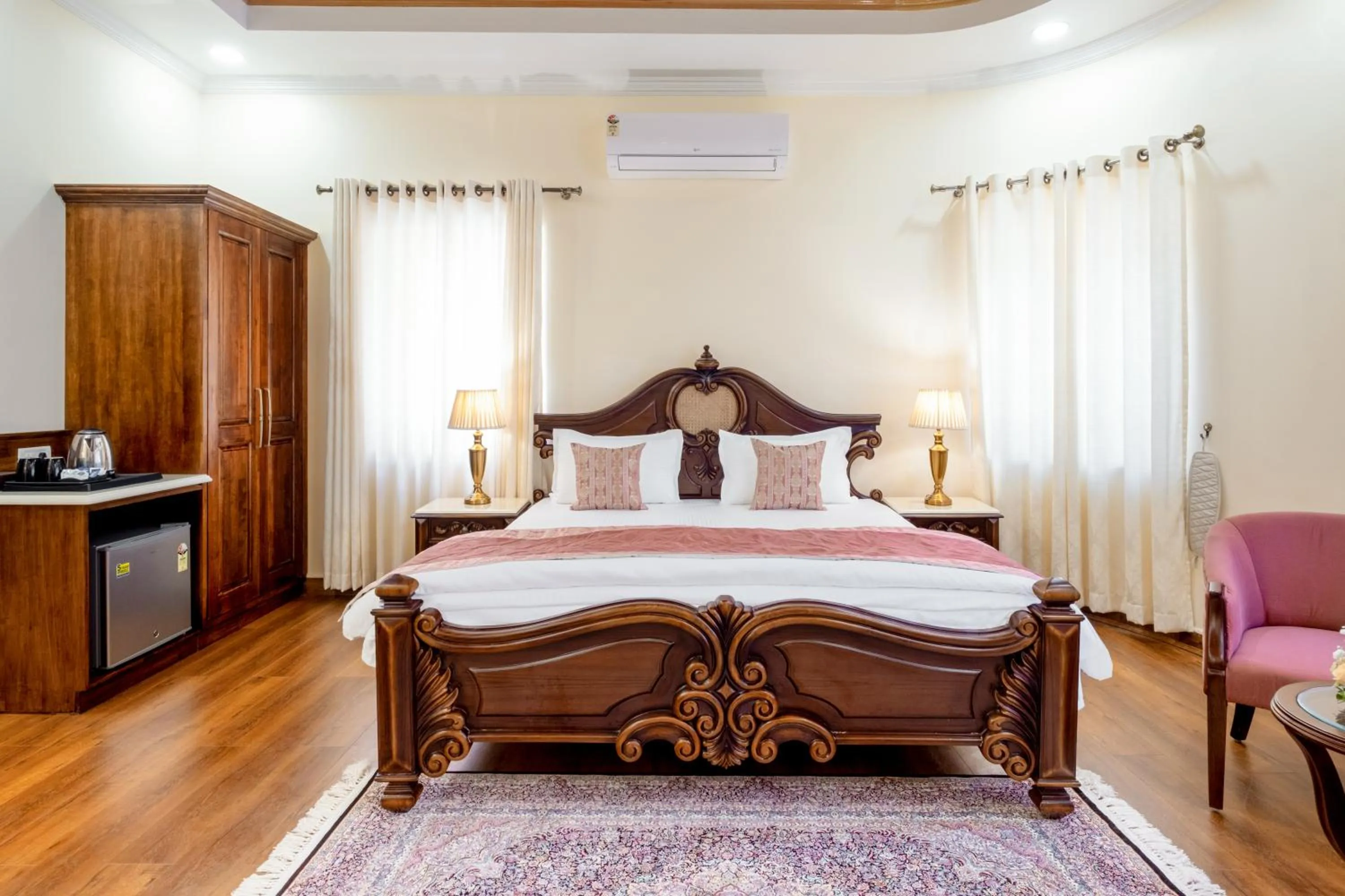 Bed in Moghal Mahal Resort Rajbagh Srinagar