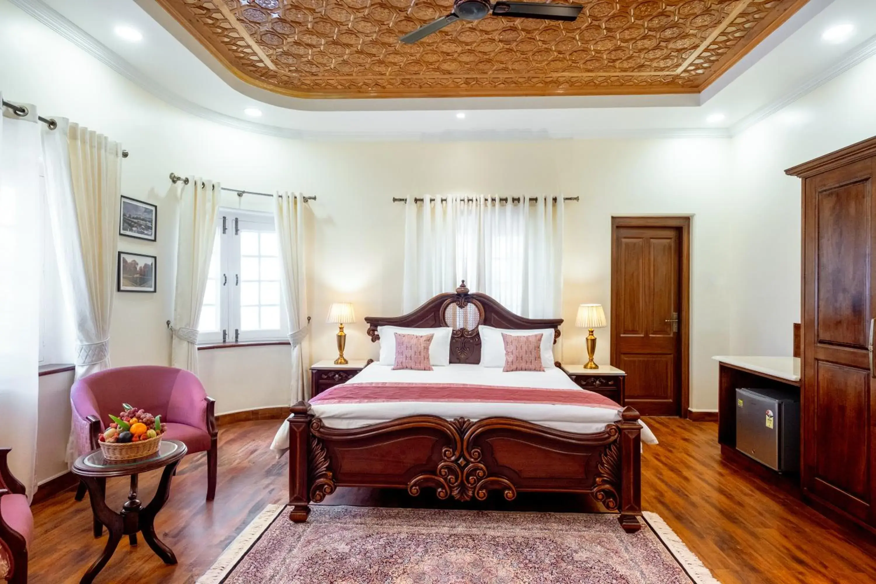 Bed in Moghal Mahal Resort Rajbagh Srinagar Bed in Moghal Mahal Resort Rajbagh Srinagar