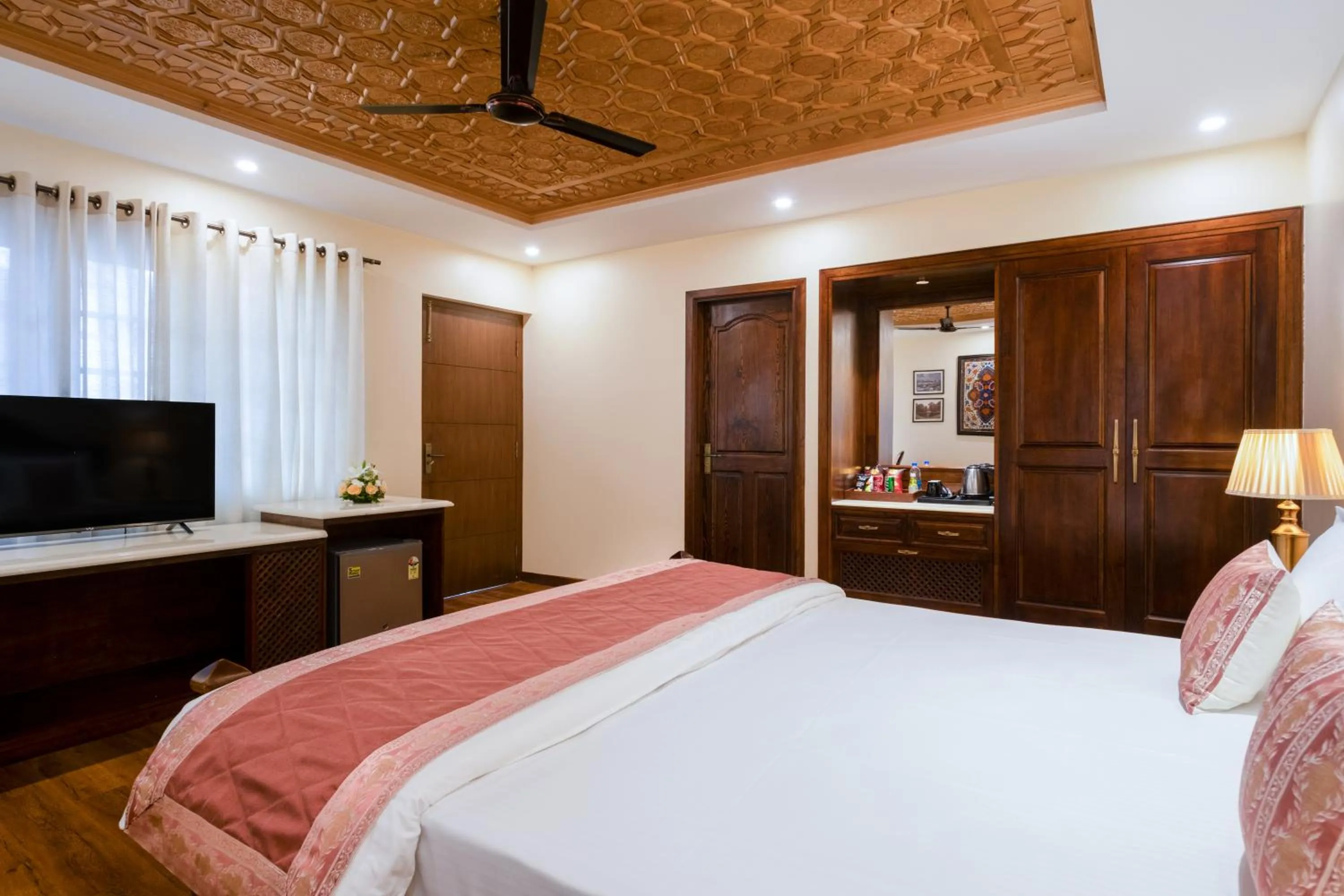 Bed in Moghal Mahal Resort Rajbagh Srinagar