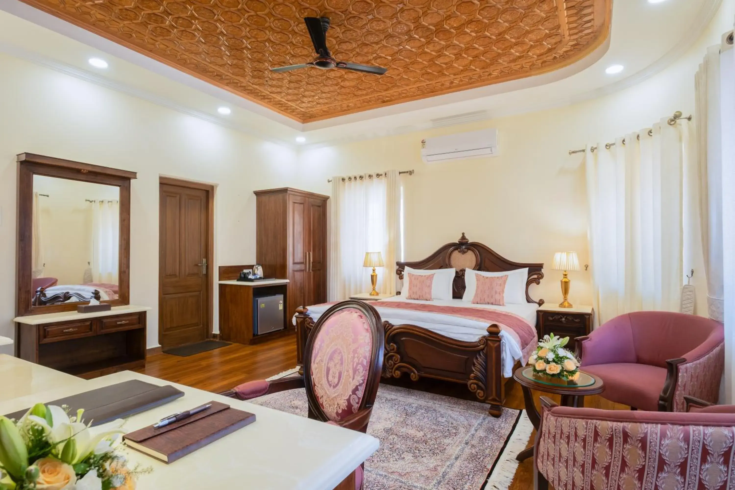 Bed in Moghal Mahal Resort Rajbagh Srinagar Bed in Moghal Mahal Resort Rajbagh Srinagar