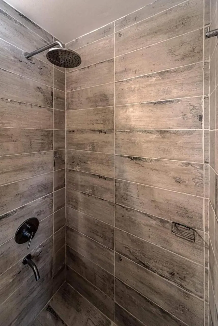 Shower in Romina Art Hotel