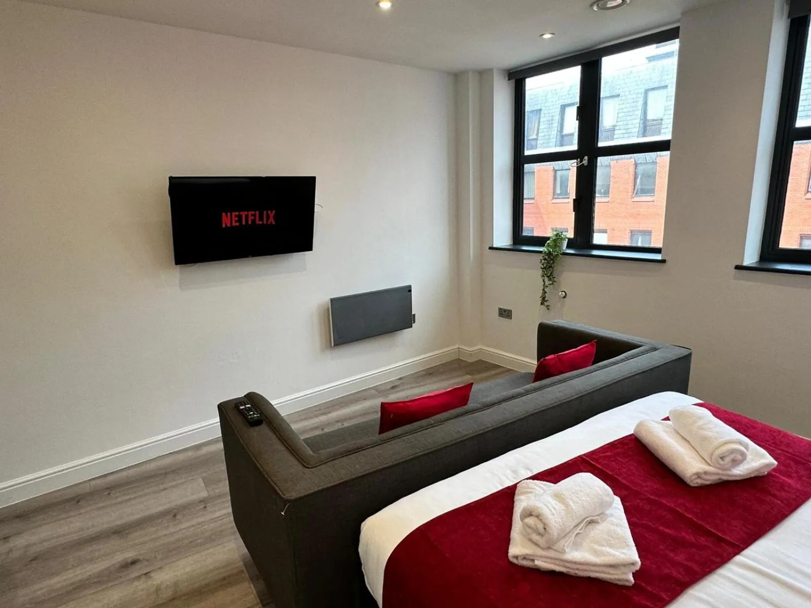 TV and multimedia, Bed in Alur Apartments Liverpool Central