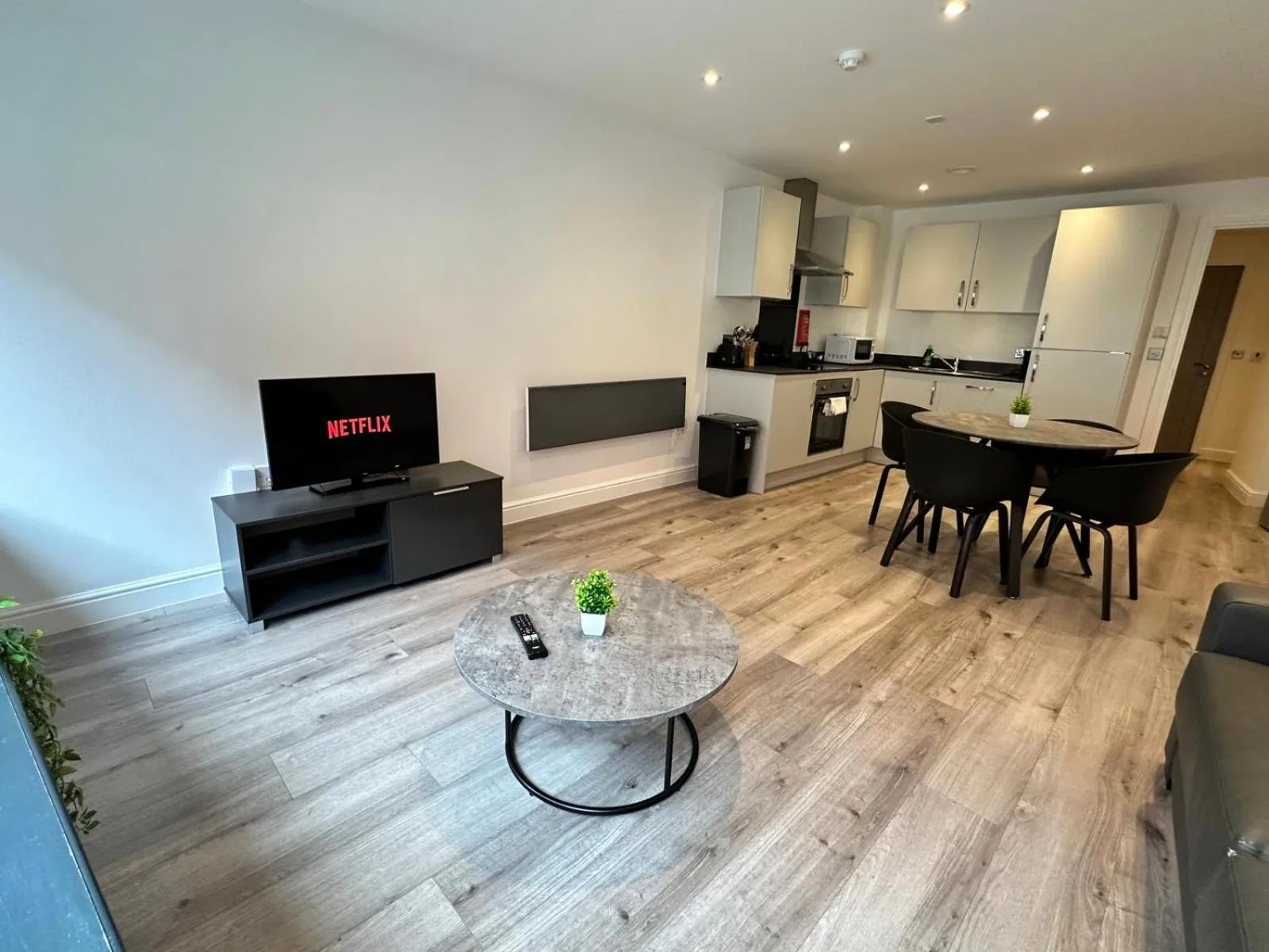 TV and multimedia in Alur Apartments Liverpool Central