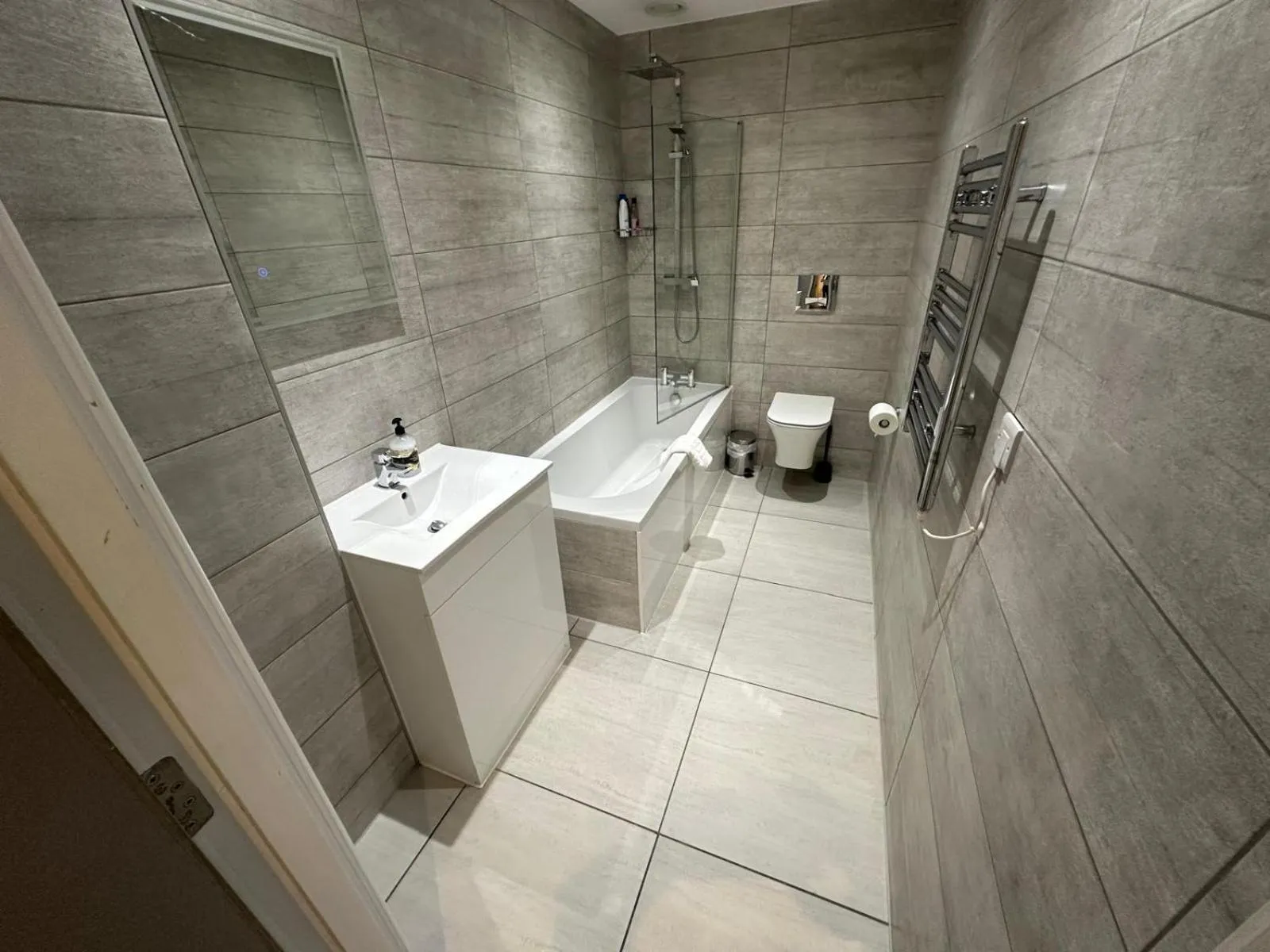 Toilet in Dale Street Apartments Liverpool by Beehosting