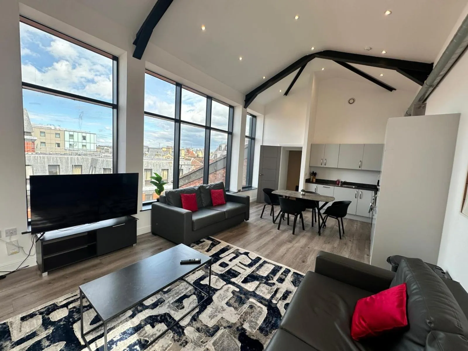 TV and multimedia in Alur Apartments Liverpool Central