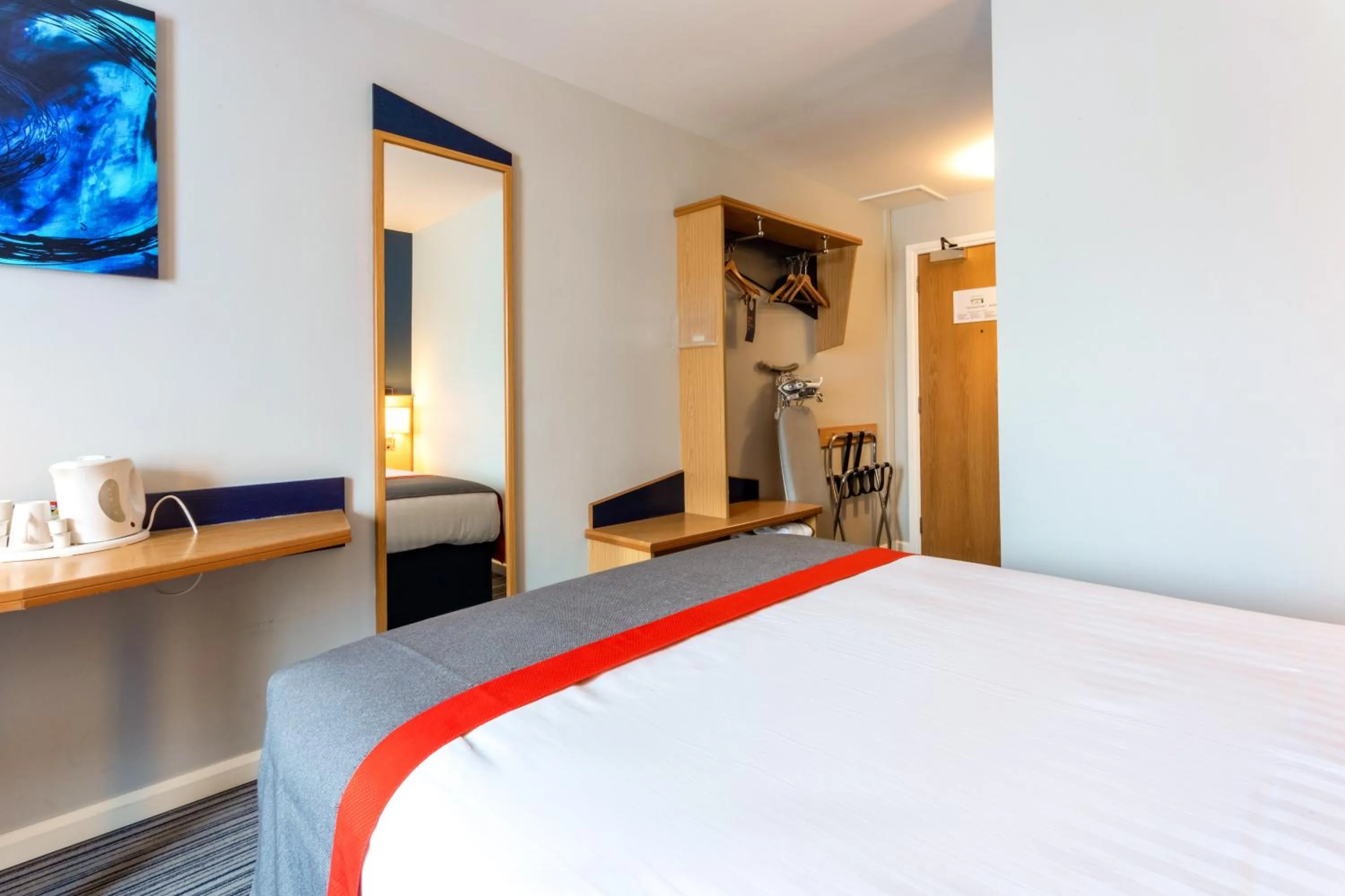 Photo of the whole room, Bed in Holiday Inn Express Perth by IHG