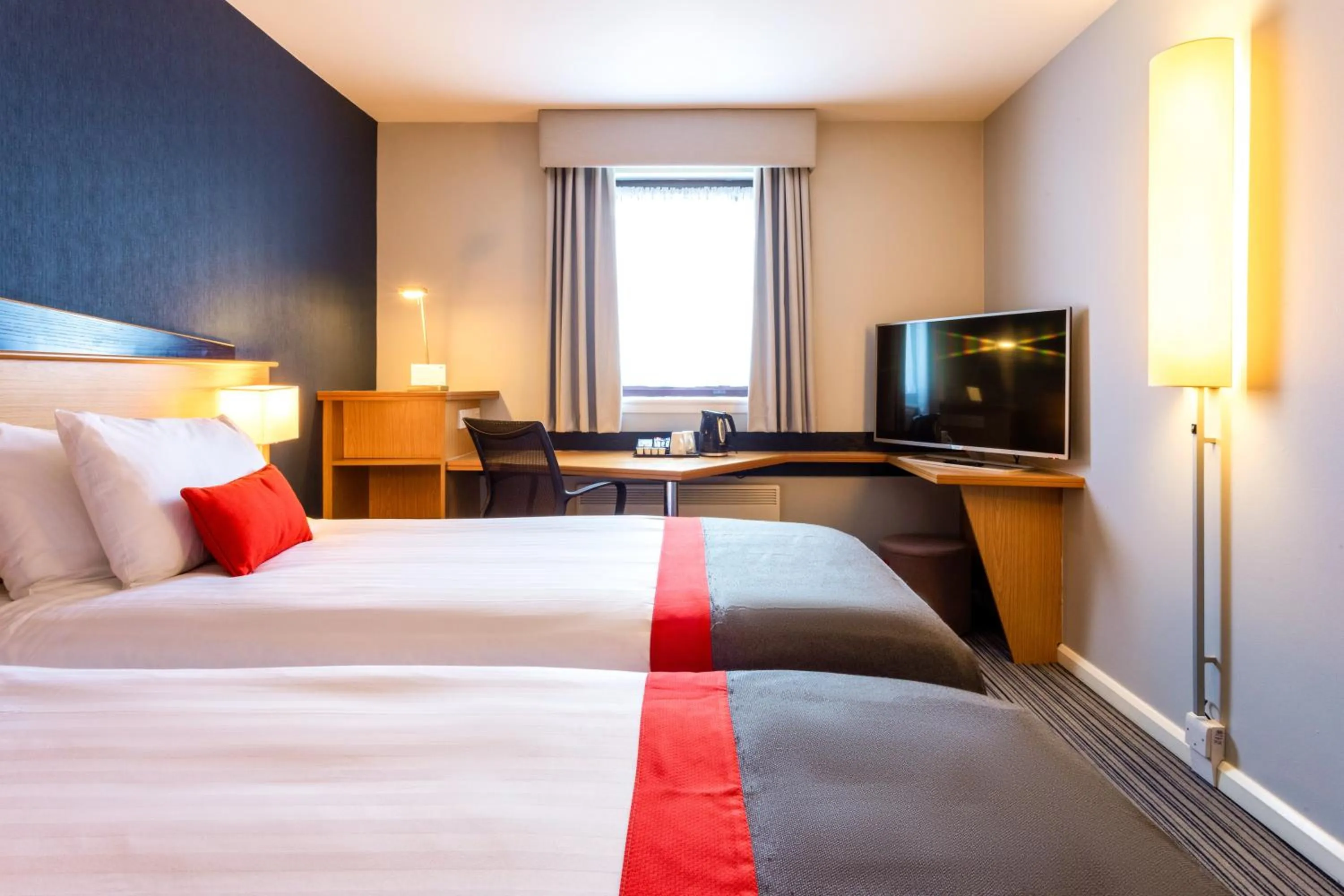 Photo of the whole room, Bed in Holiday Inn Express Perth by IHG