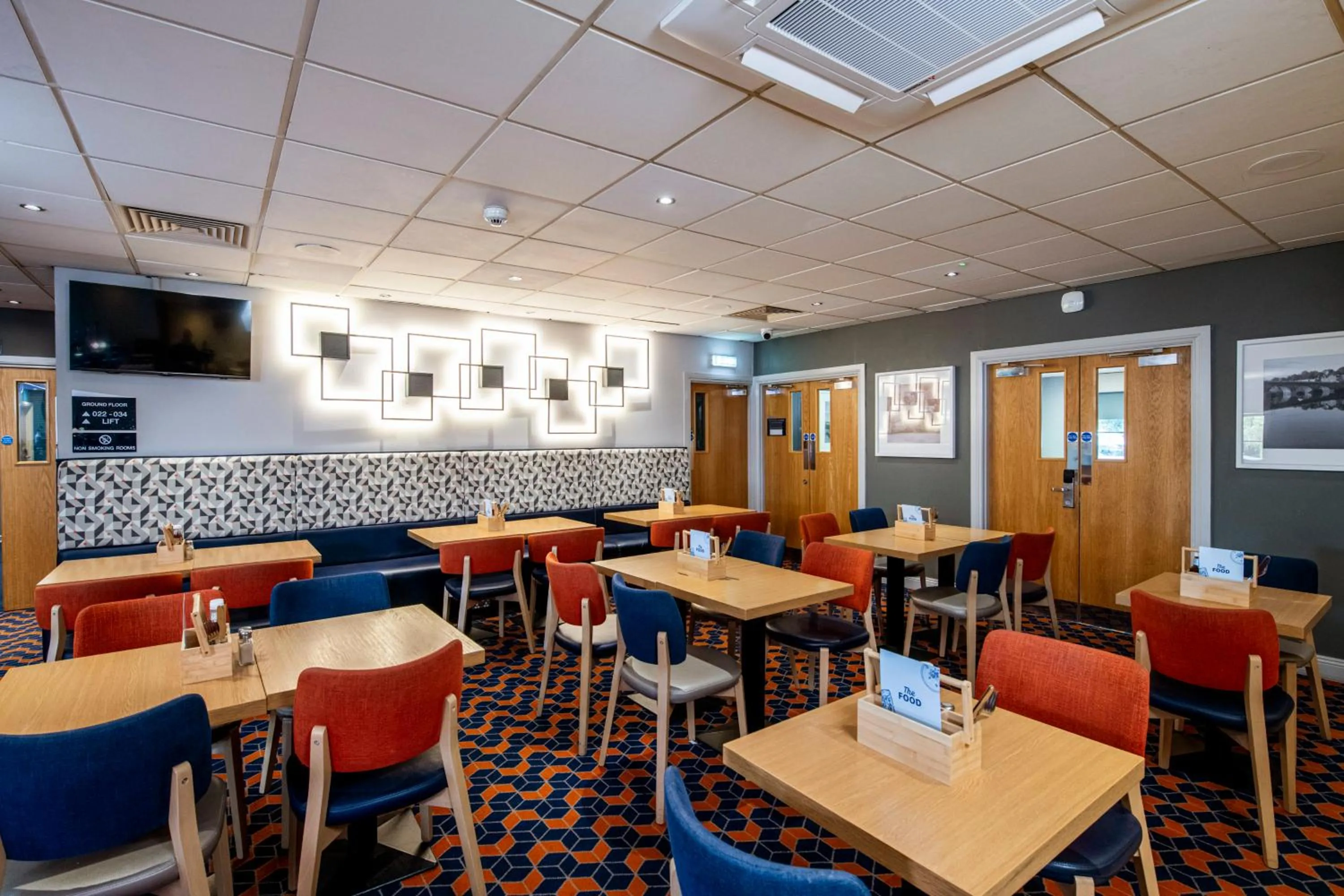 Restaurant/places to eat in Holiday Inn Express Perth by IHG