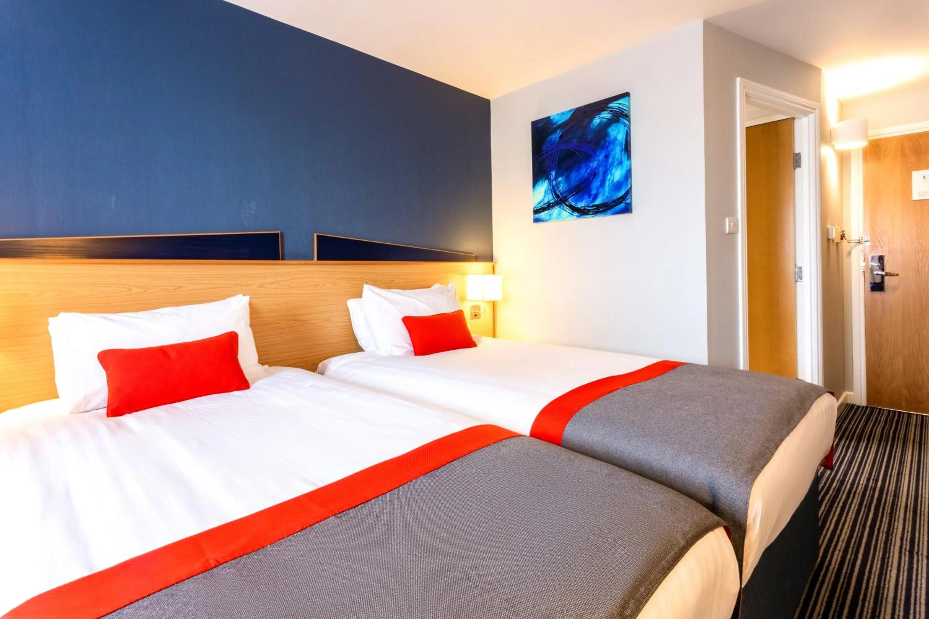 Photo of the whole room, Bed in Holiday Inn Express Perth by IHG