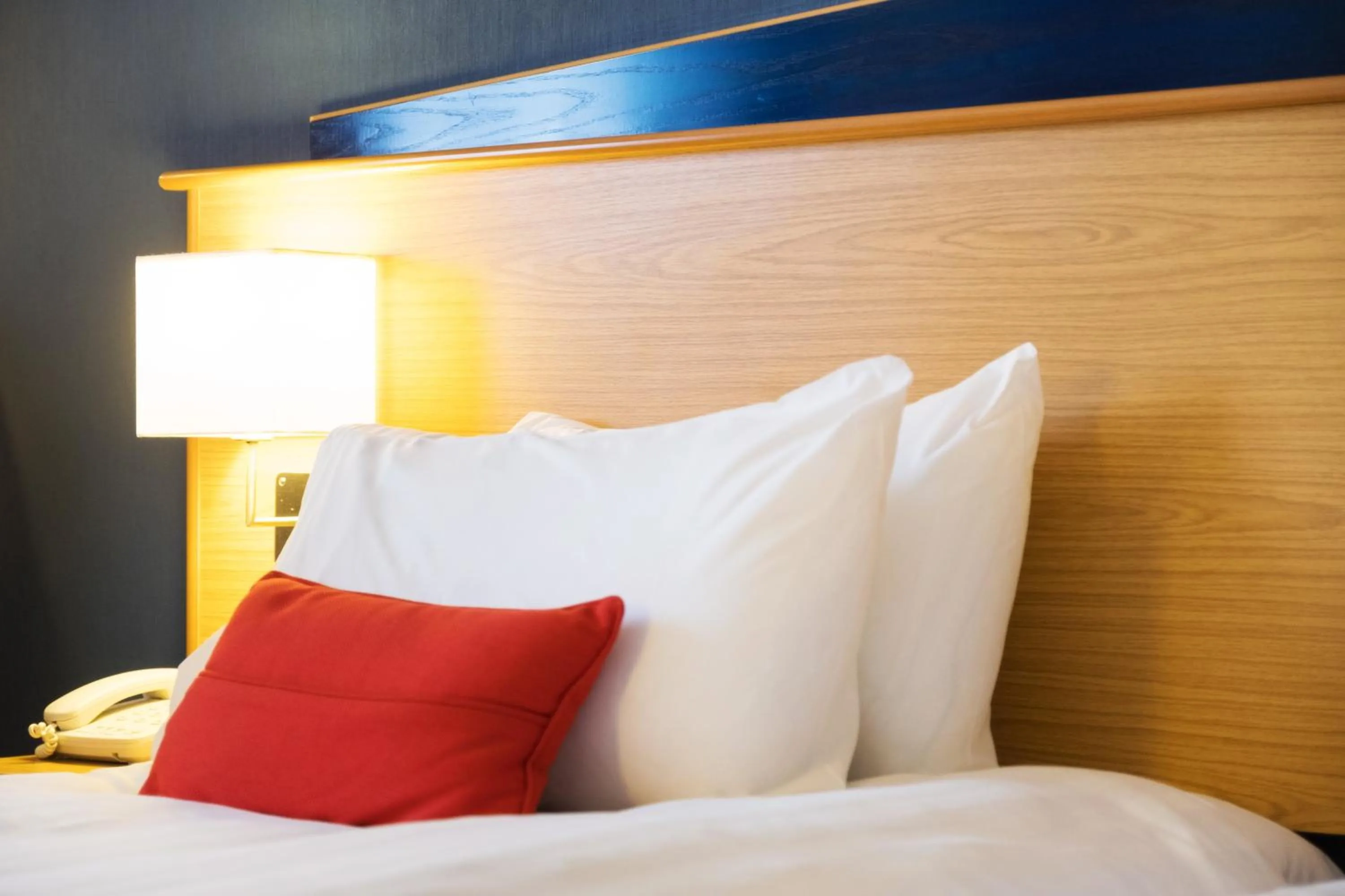 Photo of the whole room, Bed in Holiday Inn Express Perth by IHG