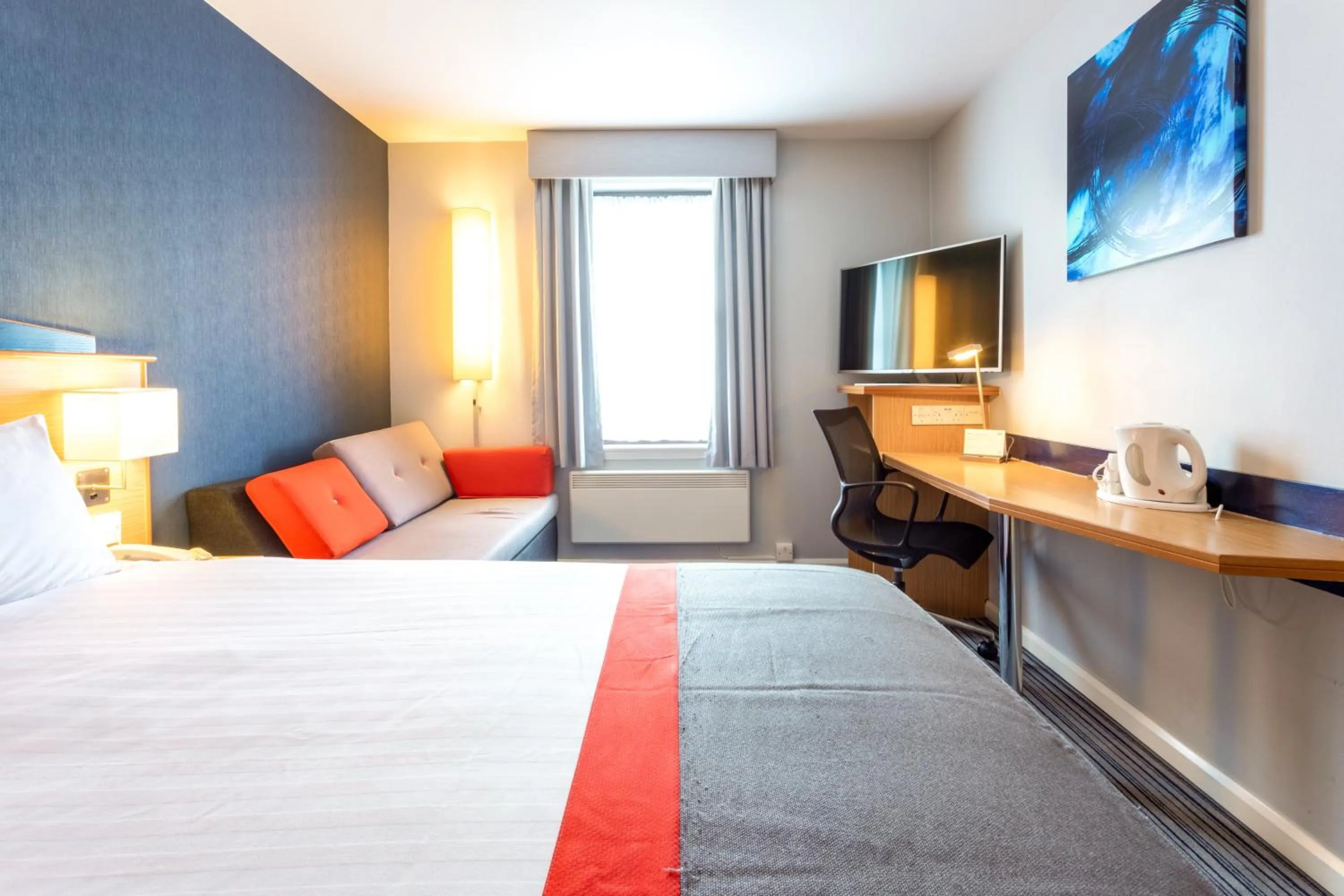 Photo of the whole room, Bed in Holiday Inn Express Perth by IHG