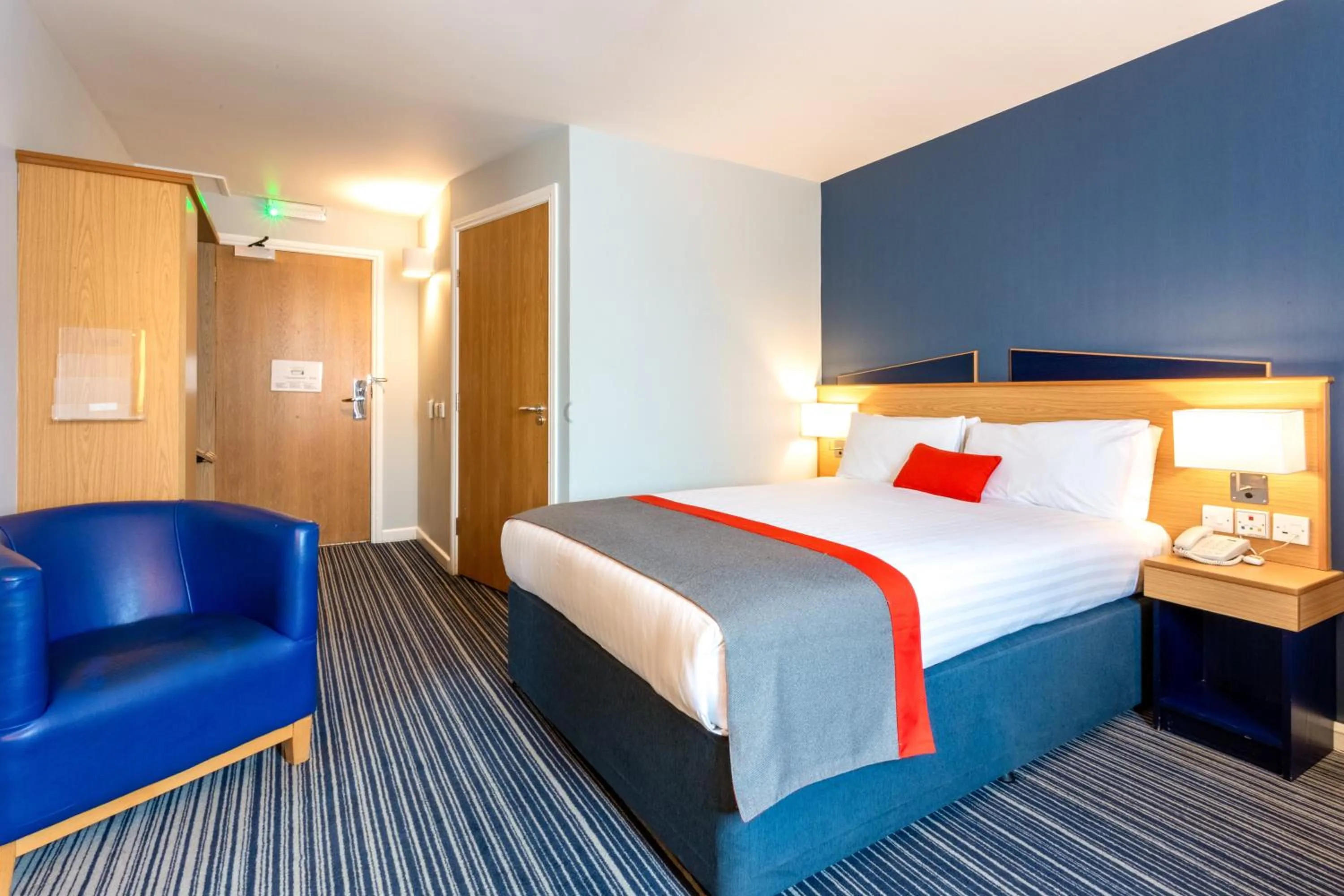 Photo of the whole room, Bed in Holiday Inn Express Perth by IHG