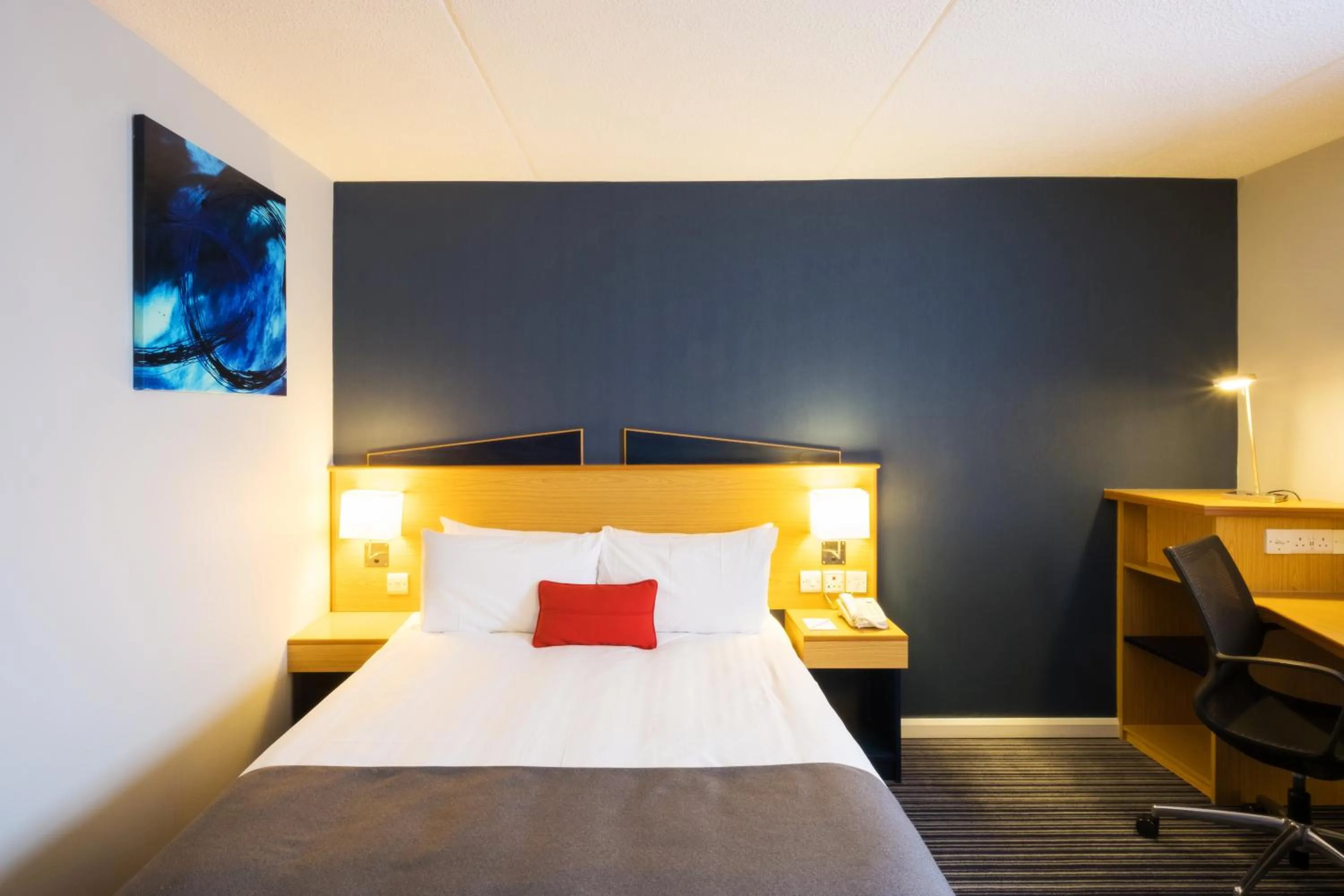 Photo of the whole room, Bed in Holiday Inn Express Perth by IHG