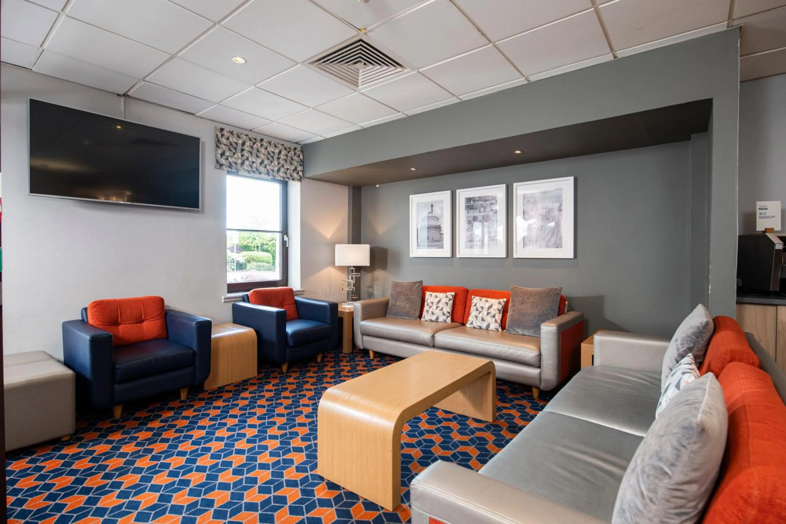 Lounge or bar in Holiday Inn Express Perth by IHG