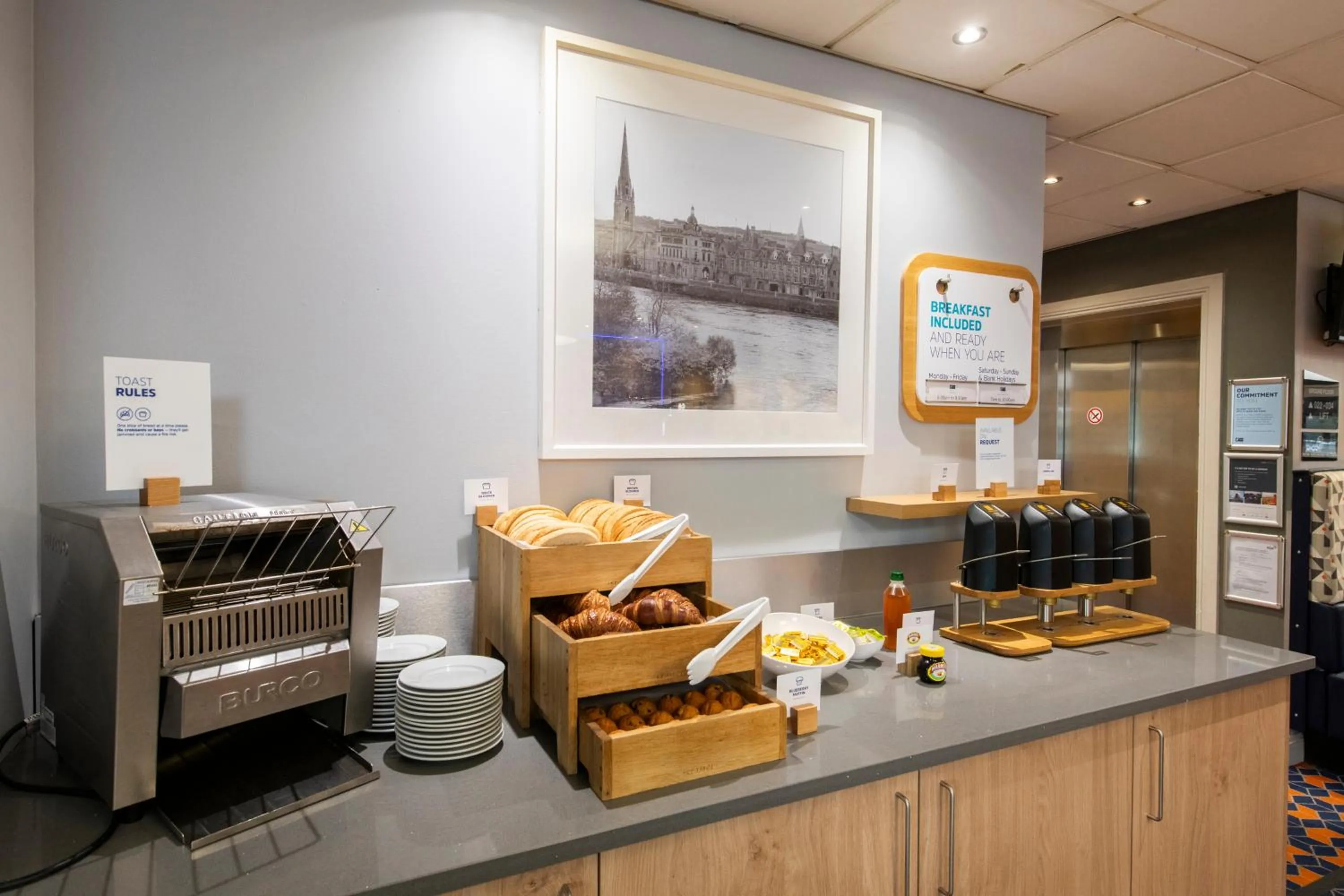 Breakfast in Holiday Inn Express Perth by IHG