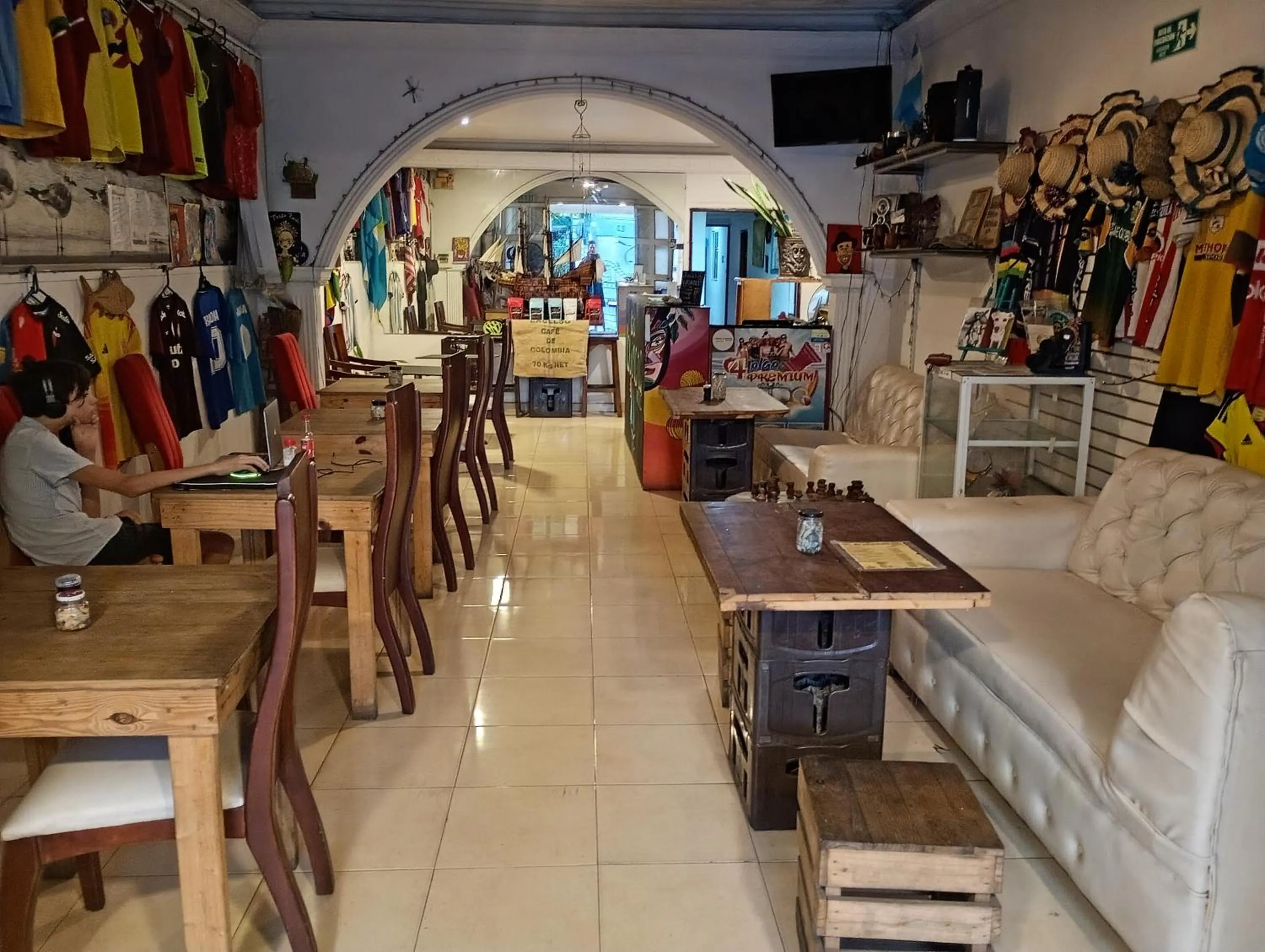 Restaurant/places to eat in Nahimara Champeta Hostel