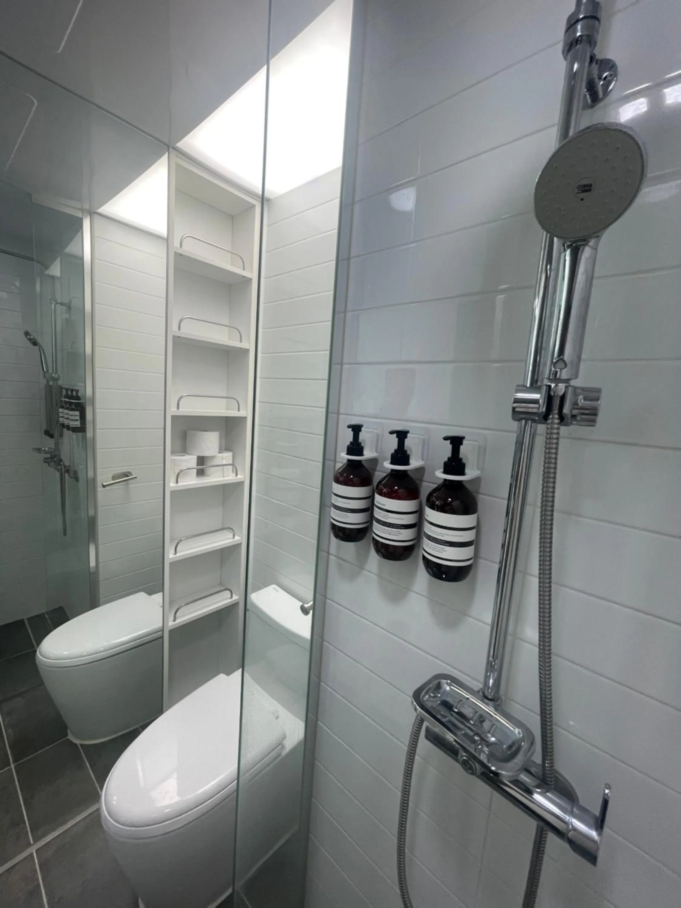 Shower in Skytop Inn The City