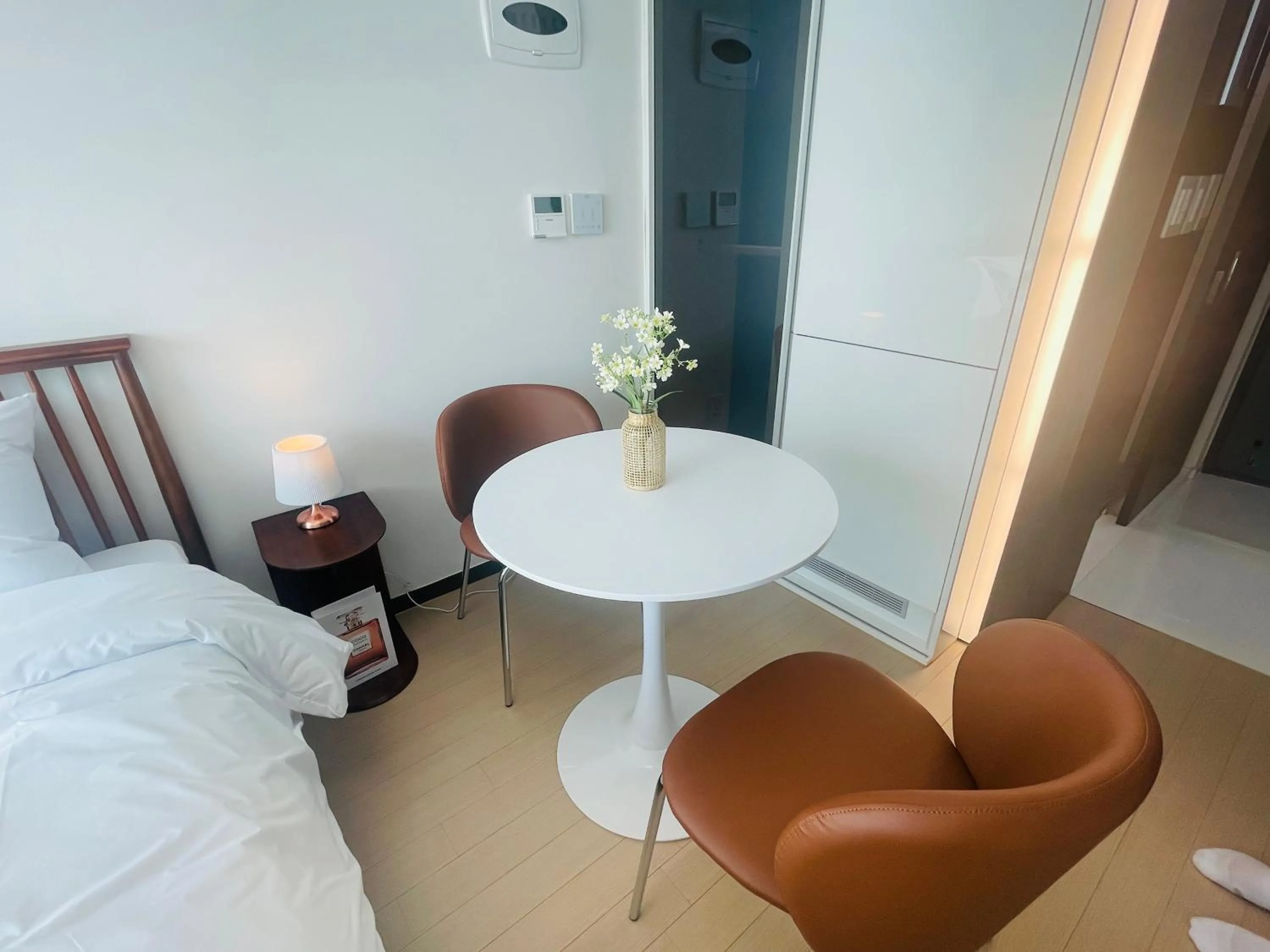 Dining area, Bed in Skytop Inn The City