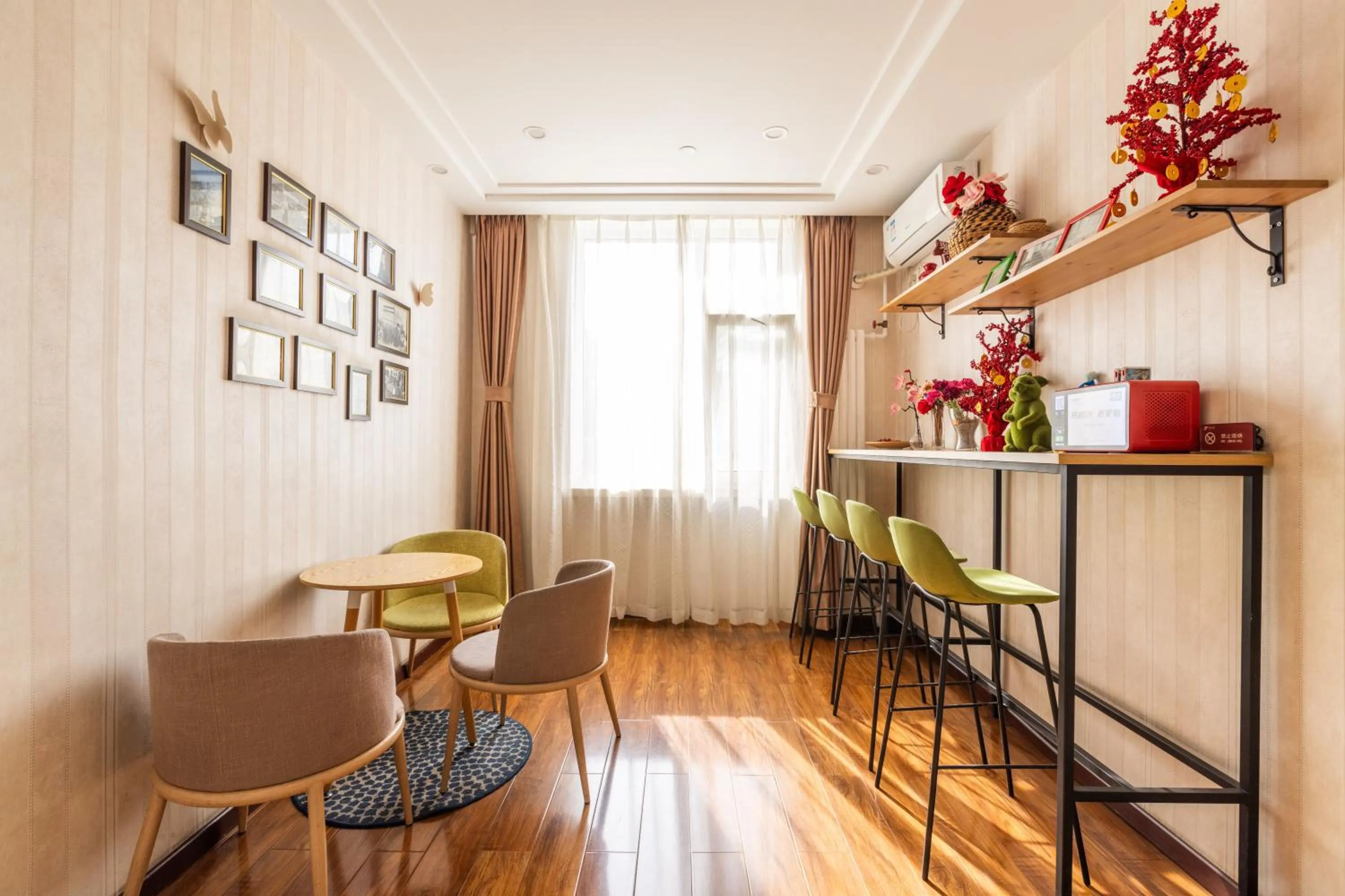 Seating area in Golden Inns Chain Hotel Beijing JianGuomen 金泰之家北京站店