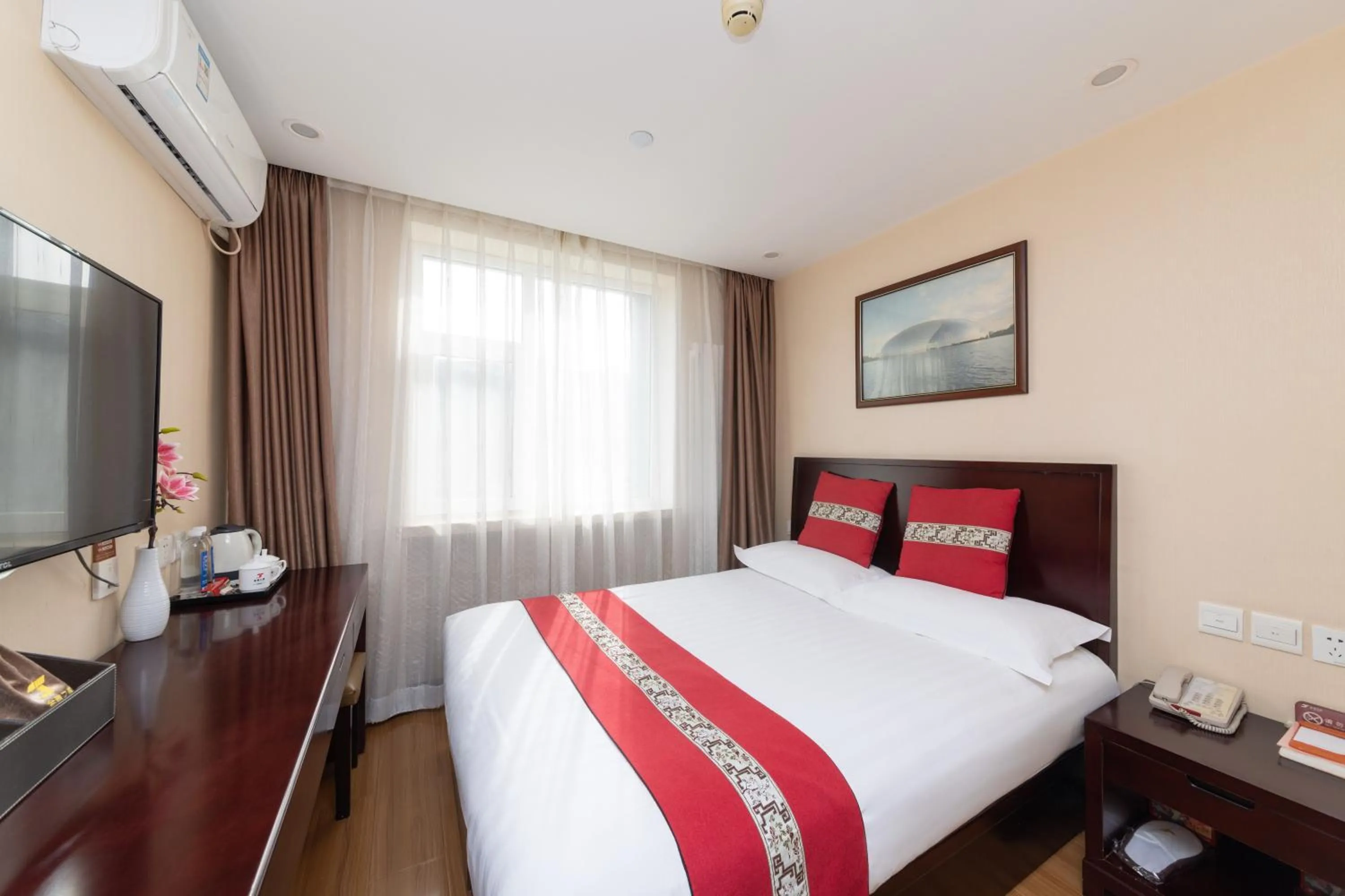 Photo of the whole room, Bed in Golden Inns Chain Hotel Beijing JianGuomen 金泰之家北京站店