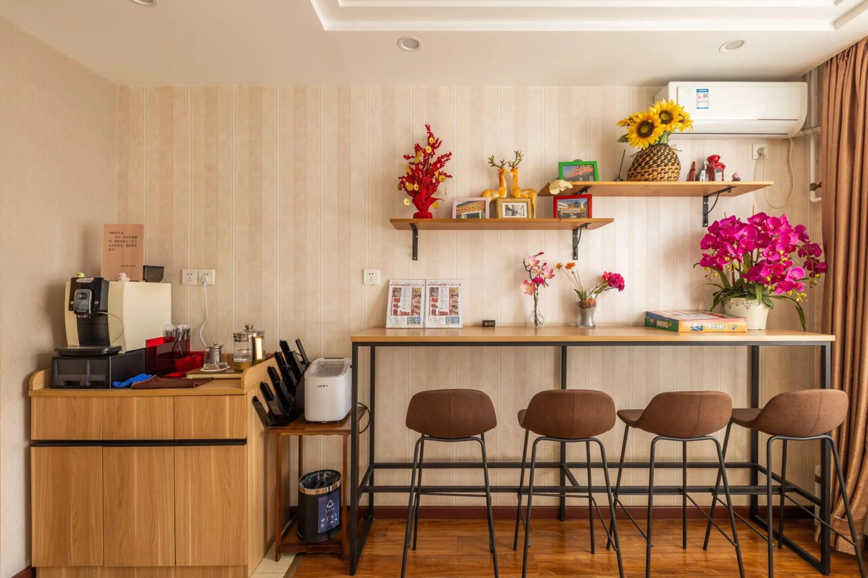 Seating area in Golden Inns Chain Hotel Beijing JianGuomen 金泰之家北京站店